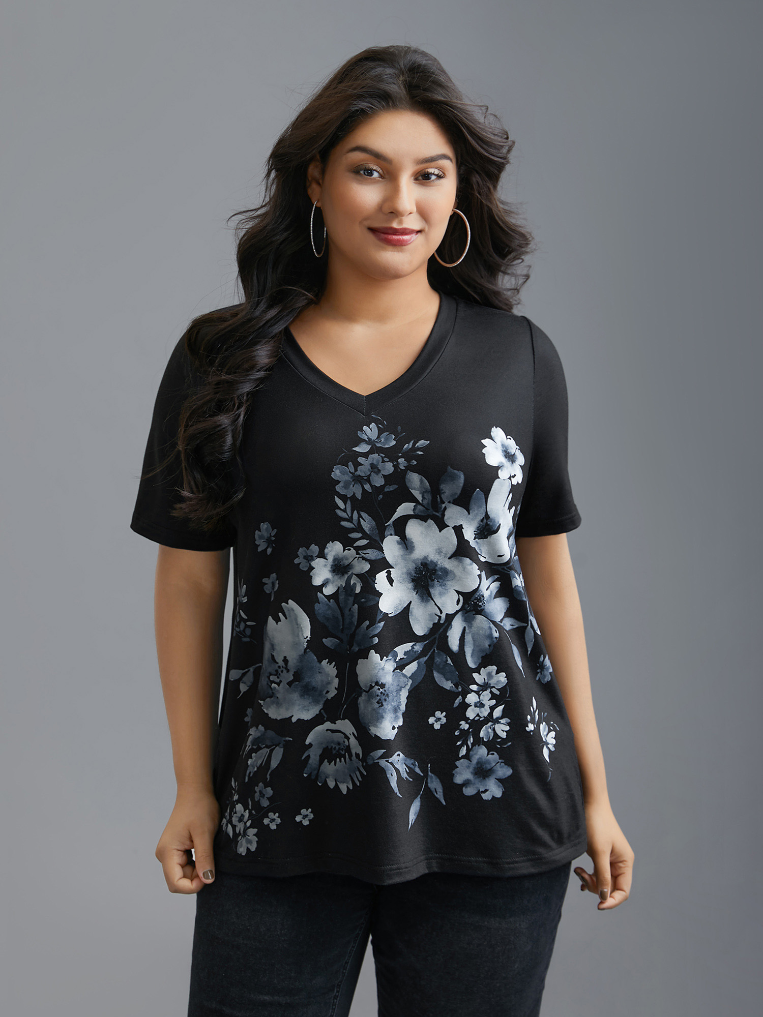 

Plus Size V-Neck Floral Print Fitted T-Shirt Black Women Casual Non Natural Flowers V-neck Everyday T-shirts BloomChic