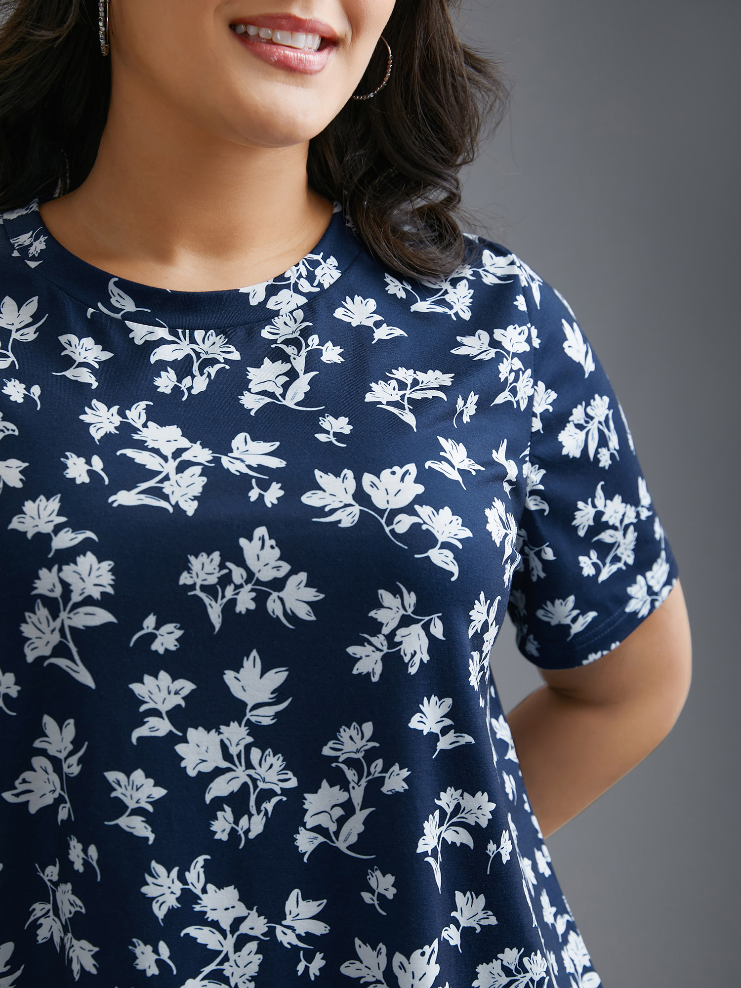 Plus Size Round Neck Floral Print Fitted T-Shirt Indigo Women Casual Non Natural Flowers Round Neck Everyday T-shirts BloomChic 12/L 