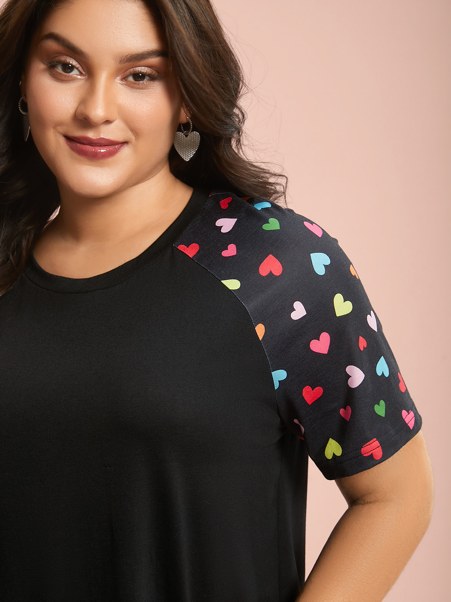 Plus Size Multi-Color Hearts Spliced Slim-Fit T-Shirt Black Women Casual Contrast Round Neck Everyday T-shirts BloomChic 12/L 