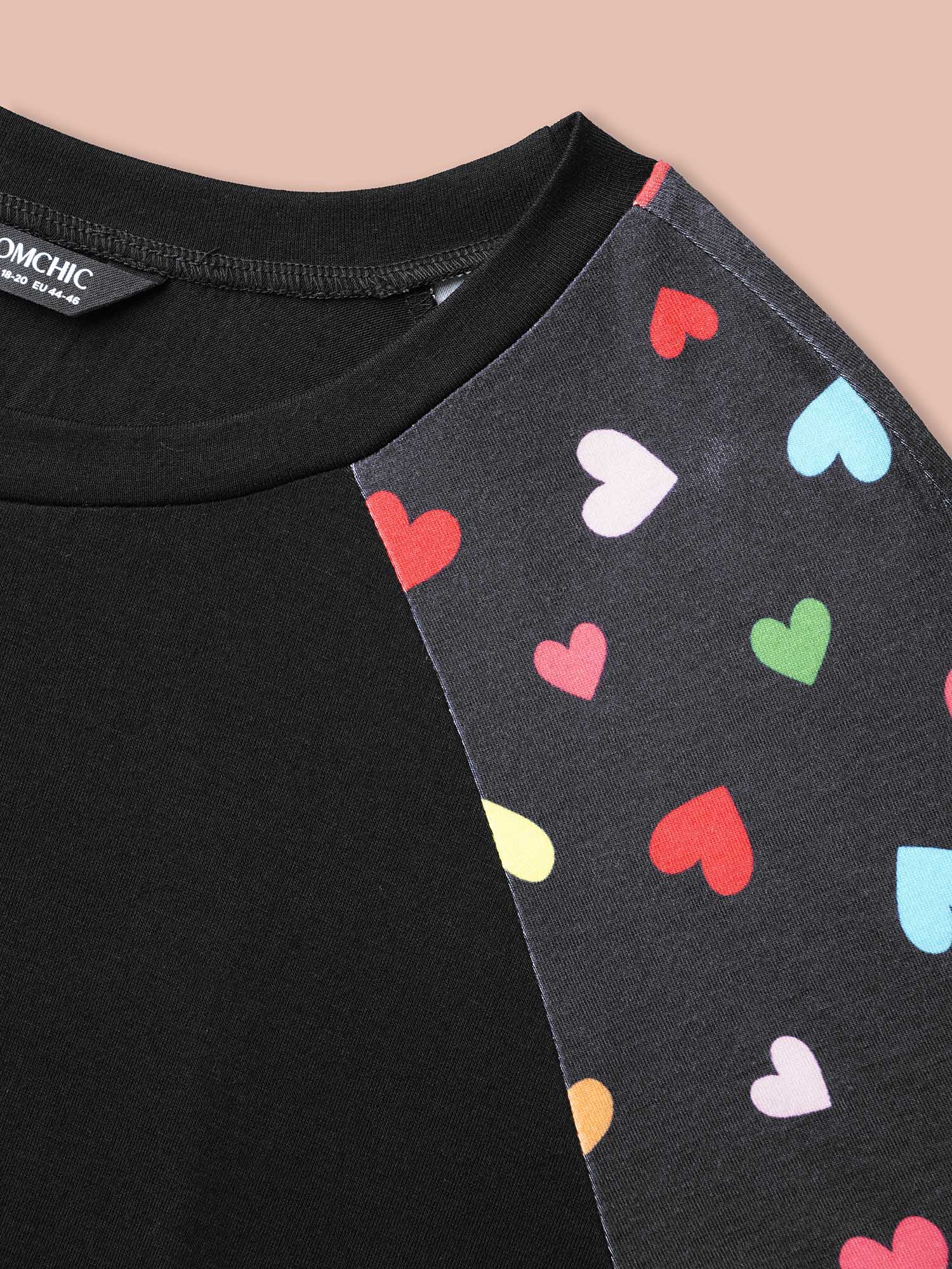 

Plus Size Multi-Color Hearts Spliced Slim-Fit T-Shirt Black Women Casual Contrast Round Neck Everyday T-shirts BloomChic