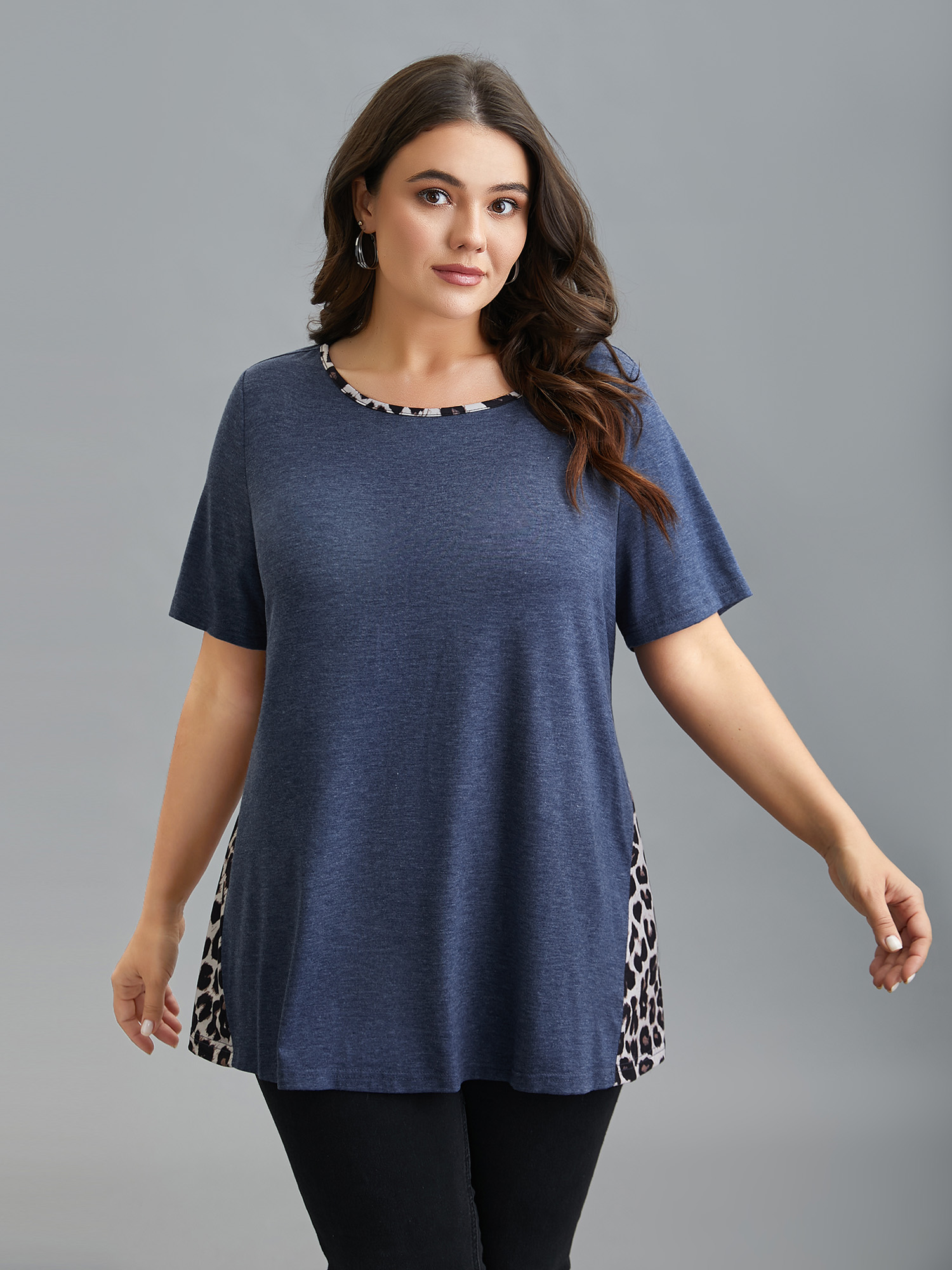 

Plus Size Contrast Neck Leopard Print Round Neck Top Indigo Round Neck Short sleeve Casual Jersey Tops