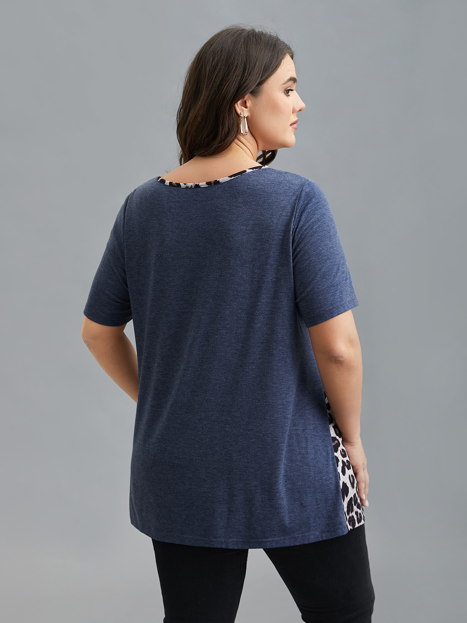 

Plus Size Contrast Neck Leopard Print Round Neck Top Indigo Round Neck Short sleeve Casual Jersey Tops