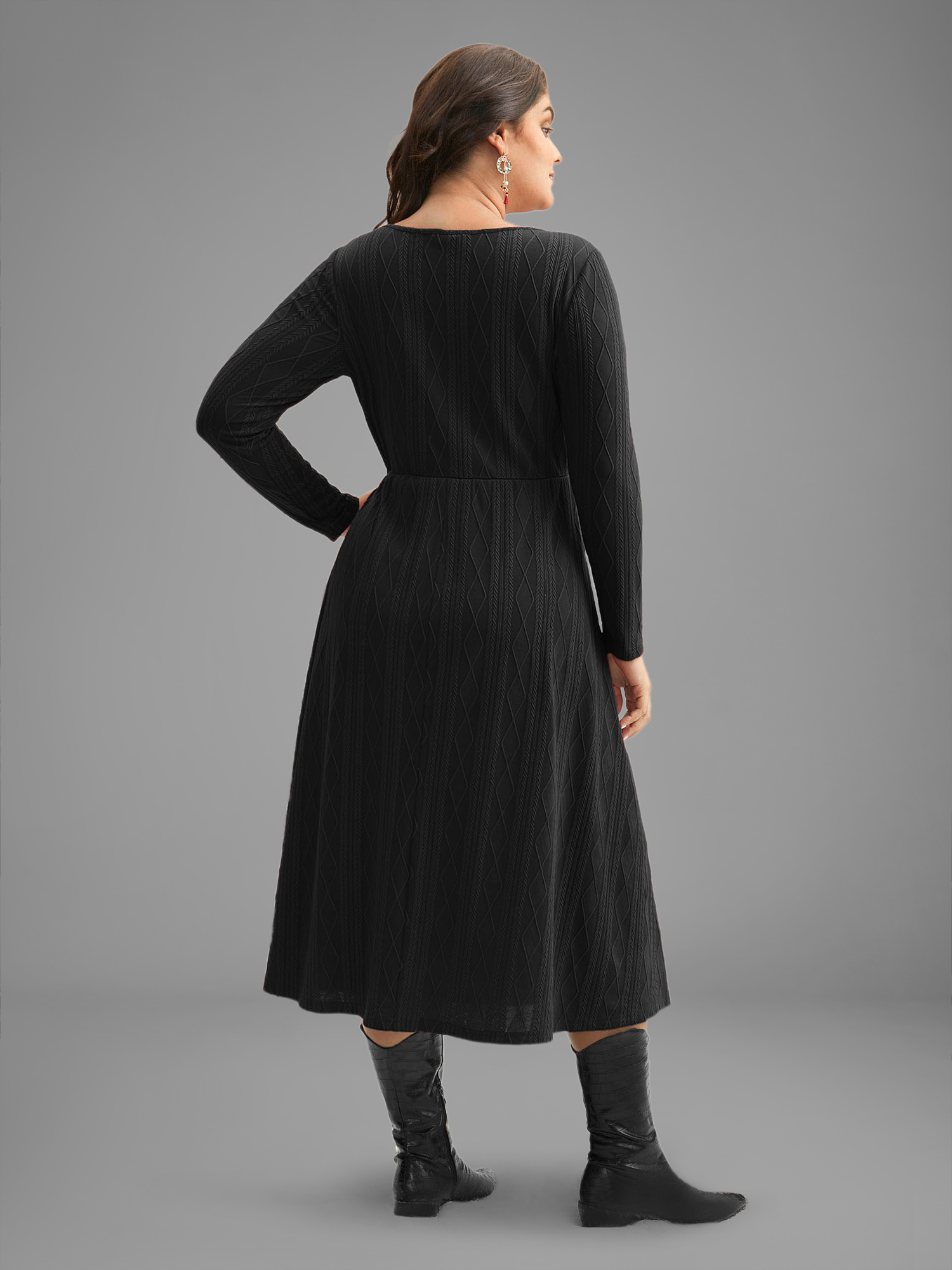 Plus Size Textured Knit Fit-And-Flare Midi Dress Black Women Casual Texture Round Neck Long Sleeve Curvy BloomChic 22-24/3X 
