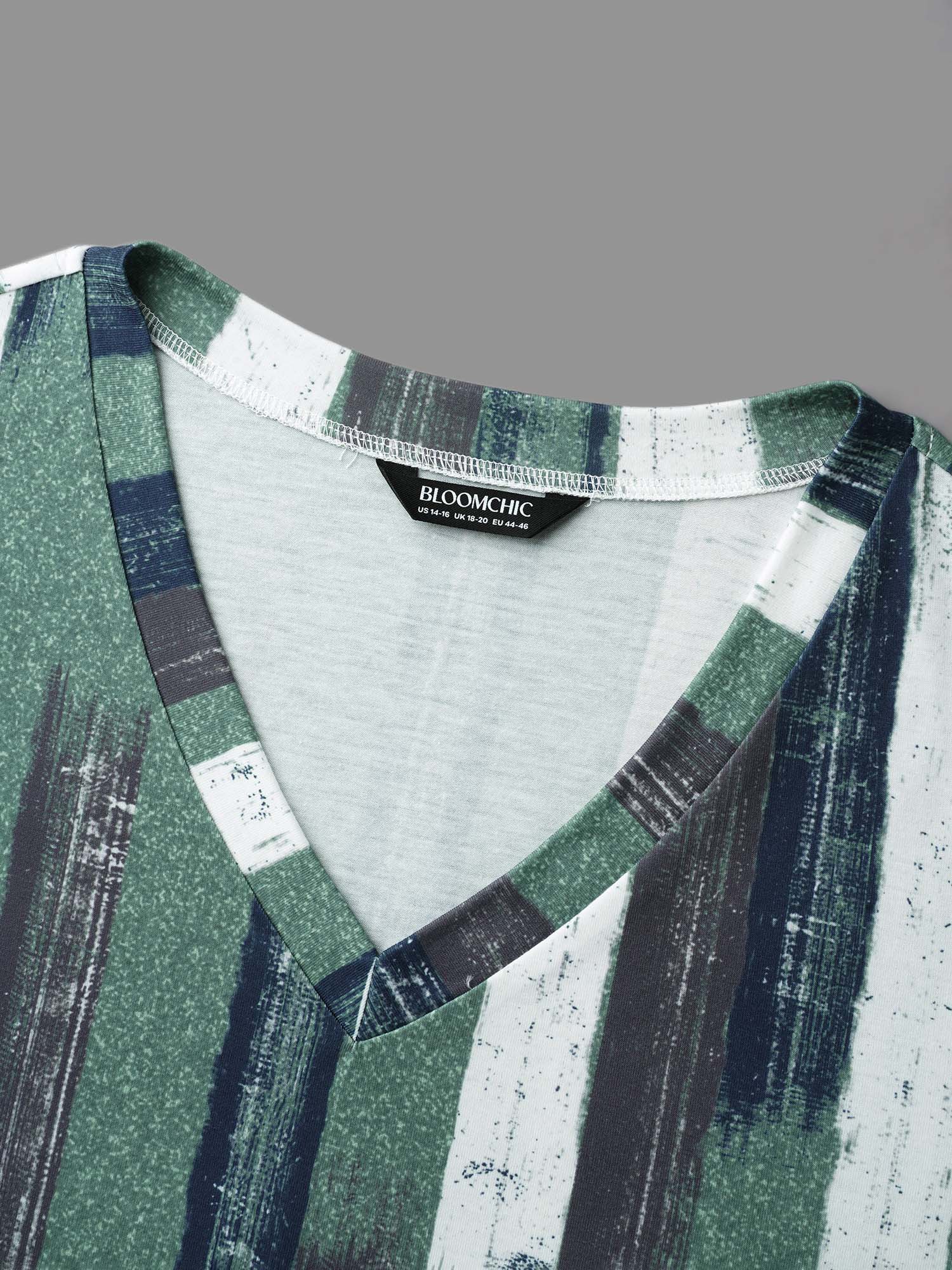 Plus Size Abstract Print V-Neck Fitted T-Shirt Multicolor Women Casual Contrast V-neck Everyday T-shirts BloomChic 30/6X 