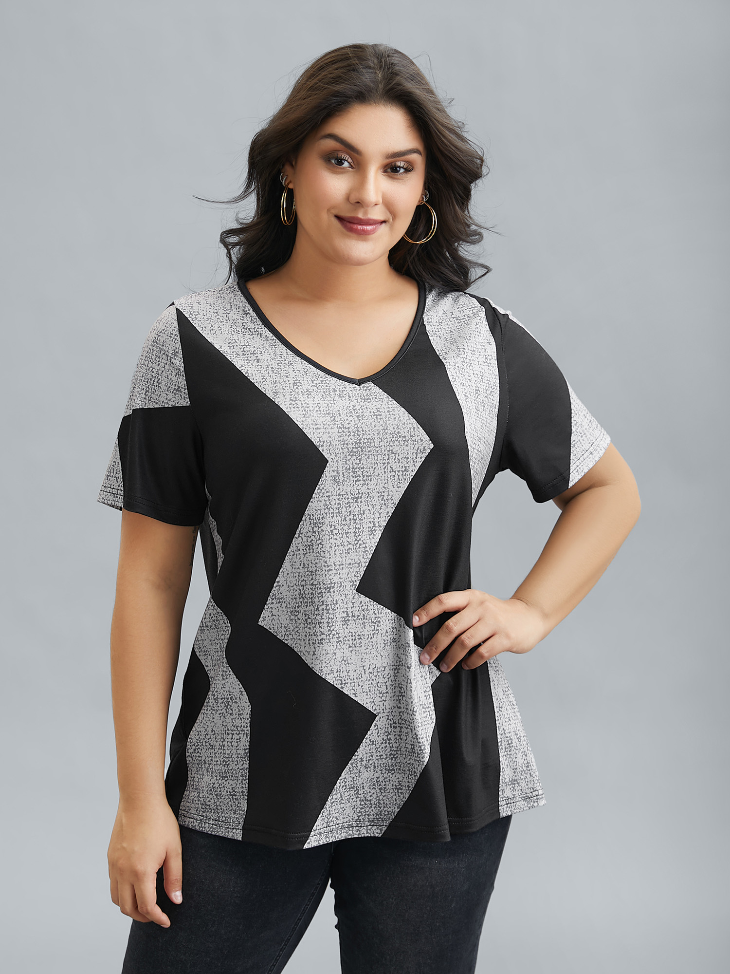 

Plus Size Color-Block Textured Stretchy T-Shirt Black Women Casual Contrast V-neck Everyday T-shirts BloomChic