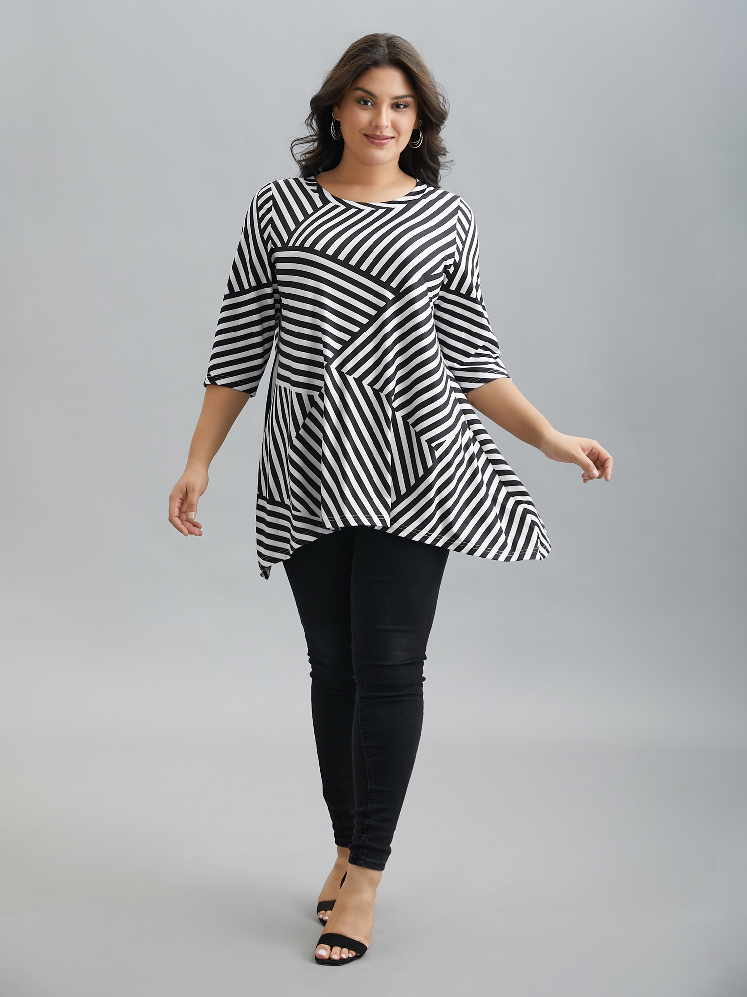 

Plus Size Striped Arc Hem Round Neck T-Shirt Black Women Casual Contrast Round Neck Loose Everyday T-shirts BloomChic