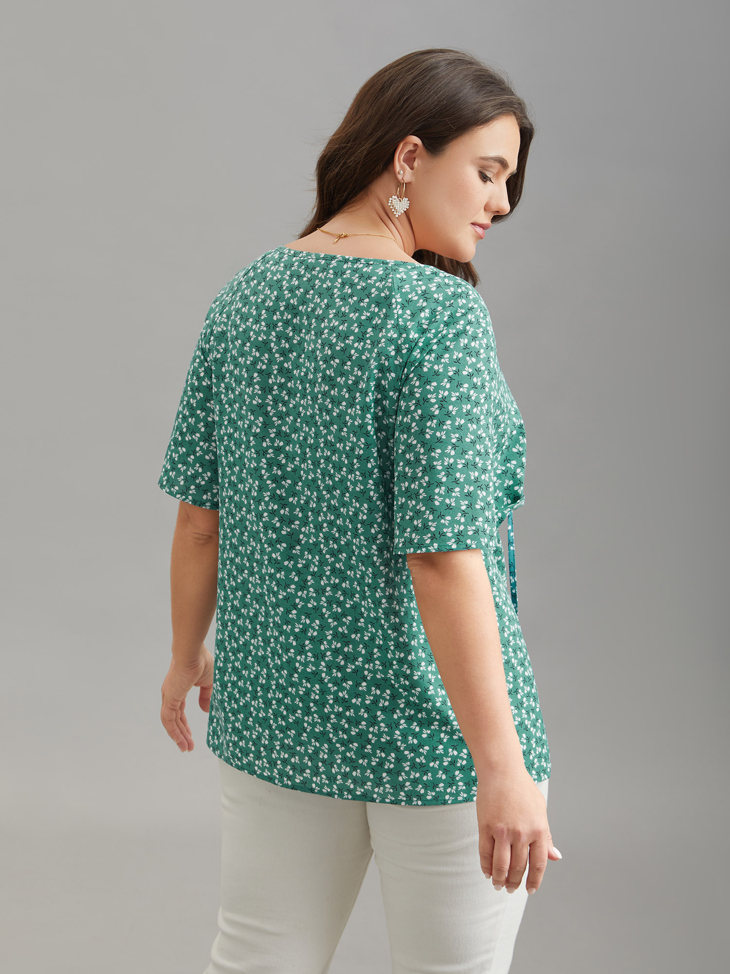 Plus Size Emerald Ditsy Floral Print Half Sleeve Shirt Women Elegant Short sleeve Ribbon-tied collar Everyday Blouses BloomChic 12/L 