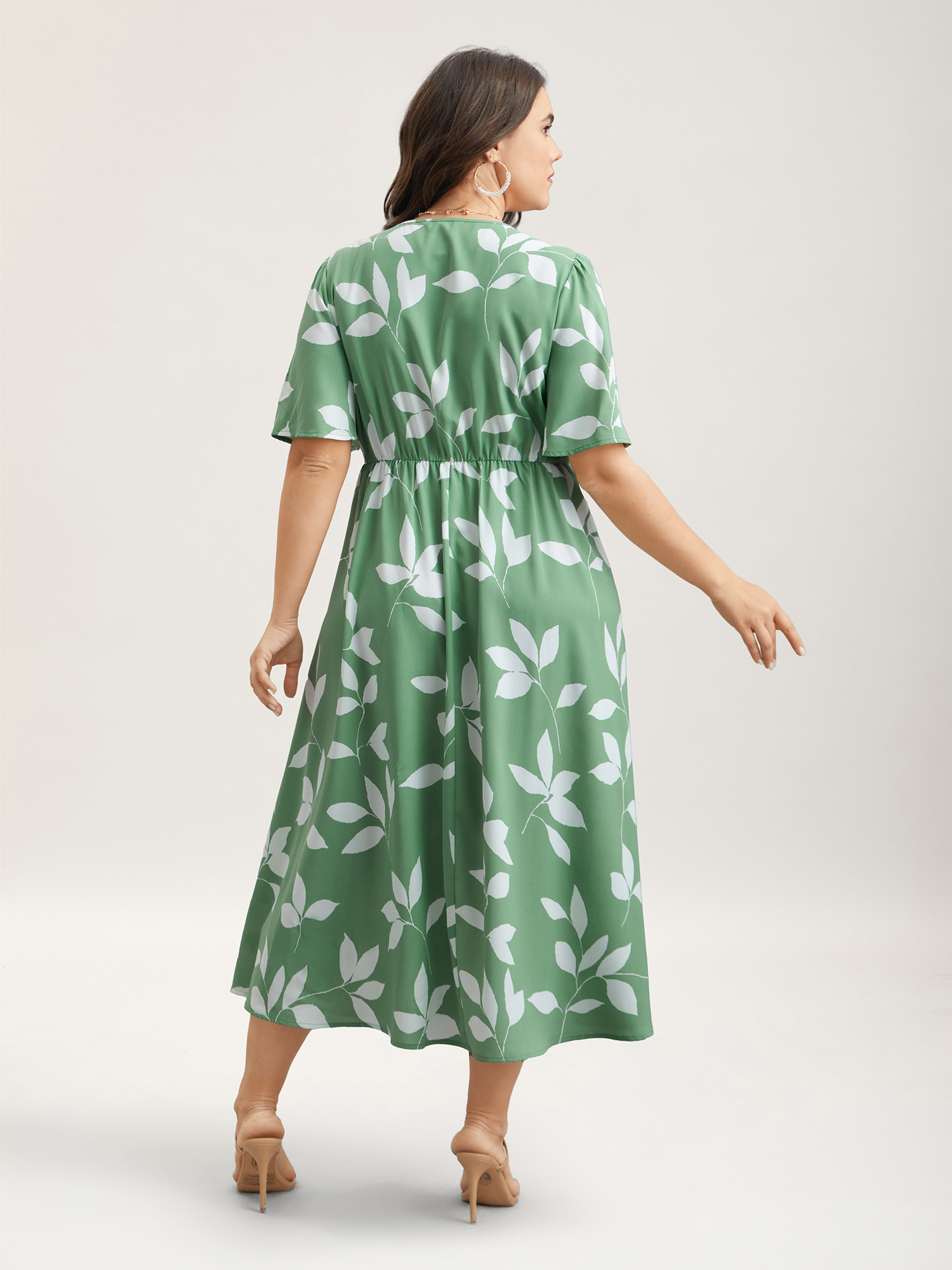 Plus Size Leaf Print Waist-Cinched Flared Maxi Dress Sage Women Elegant Gathered V-neck Half Sleeve Curvy BloomChic 12/L 