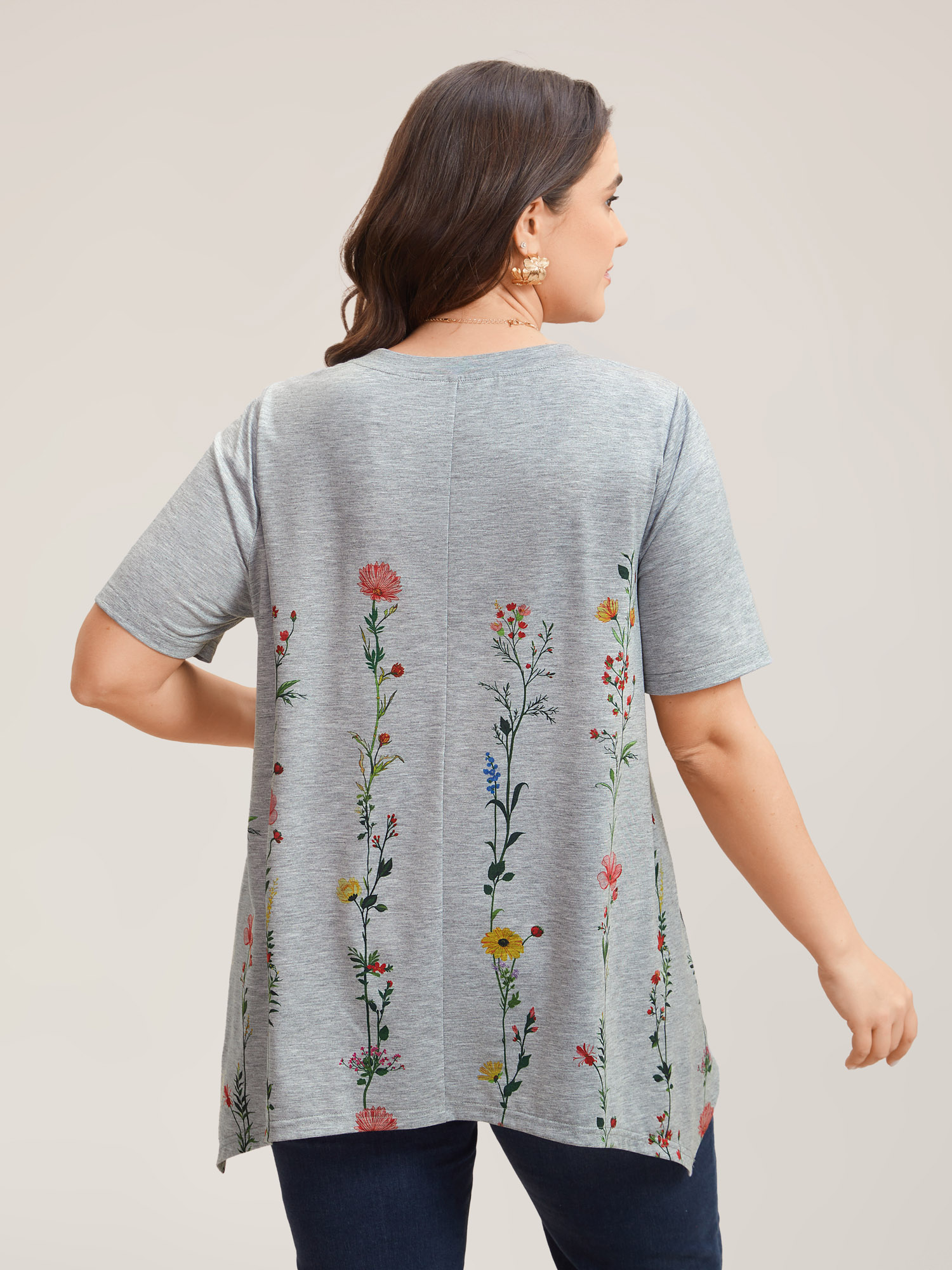 

Plus Size Stretchy Hi-Low Hem Floral T-Shirt LightGray Women Elegant Asymmetrical Natural Flowers Round Neck Loose Everyday T-shirts BloomChic