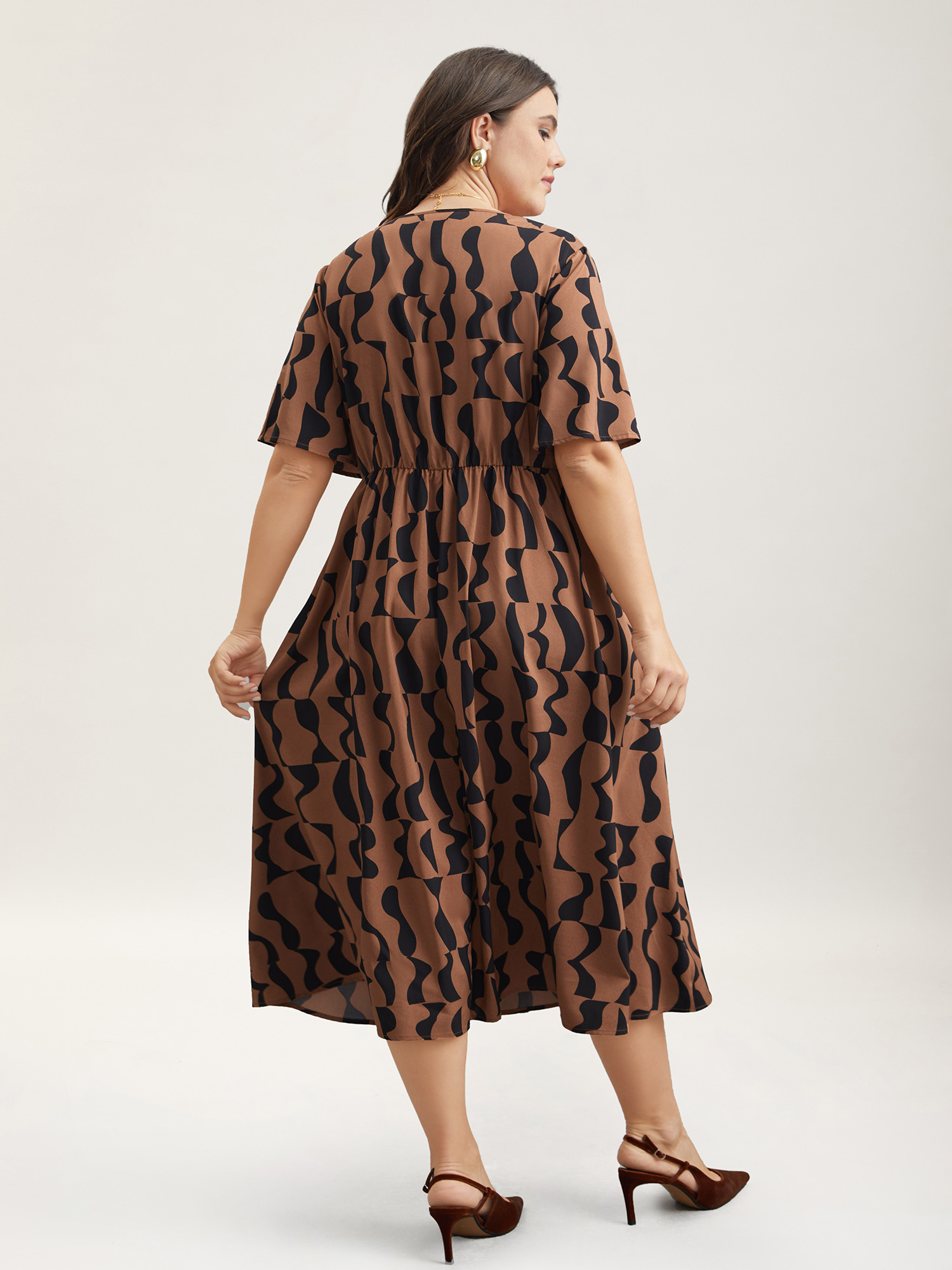 Plus Size Wavy Print Corset Style Midi Dress Browncoffeecolor Women At the Office Gathered V-neck Short sleeve Curvy BloomChic 14-16/1X 