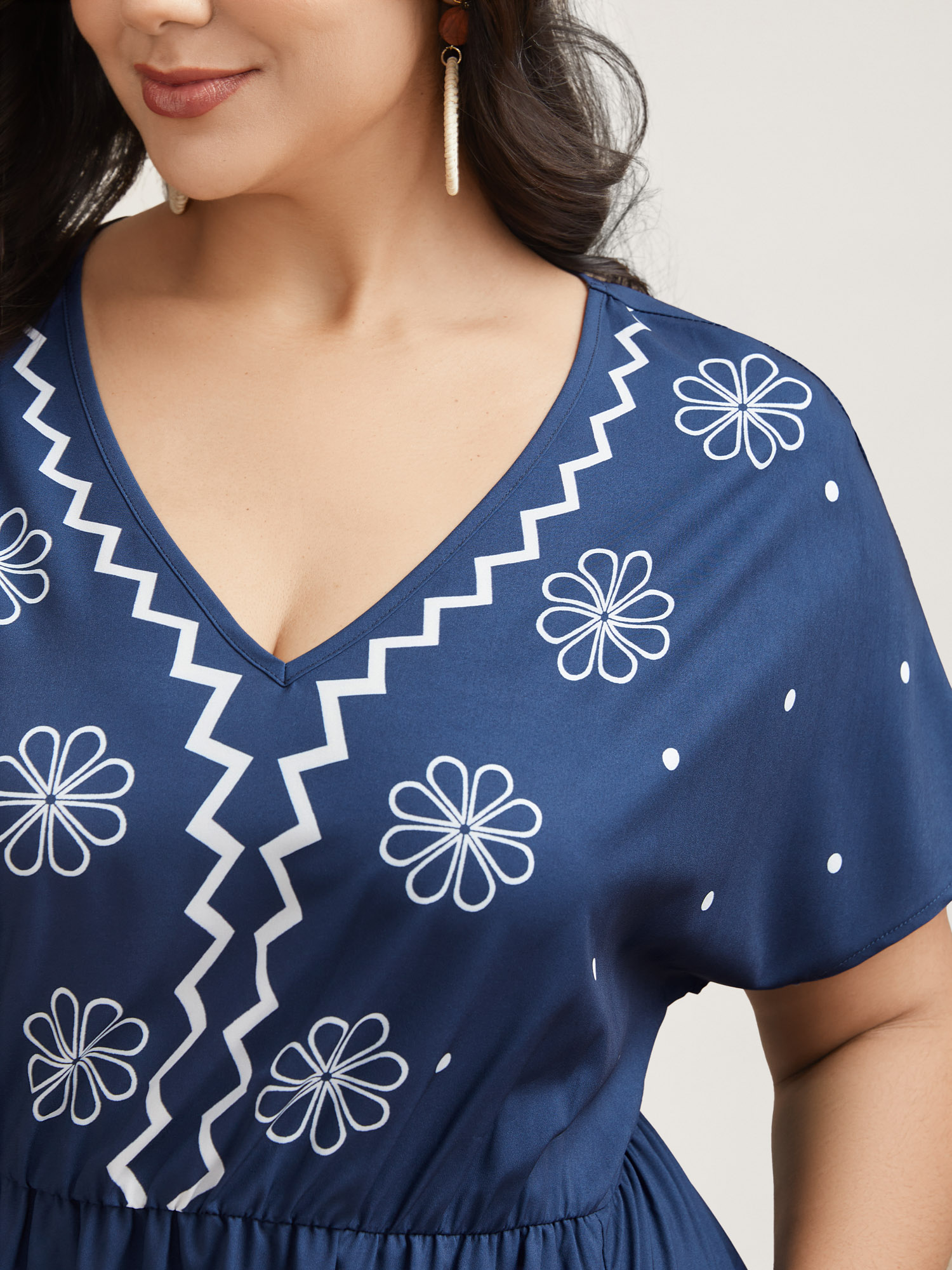 Plus Size Floral Print V-Neck Pockets Midi Dress DarkBlue Women Resort Non V-neck Short sleeve Curvy BloomChic 30/6X 