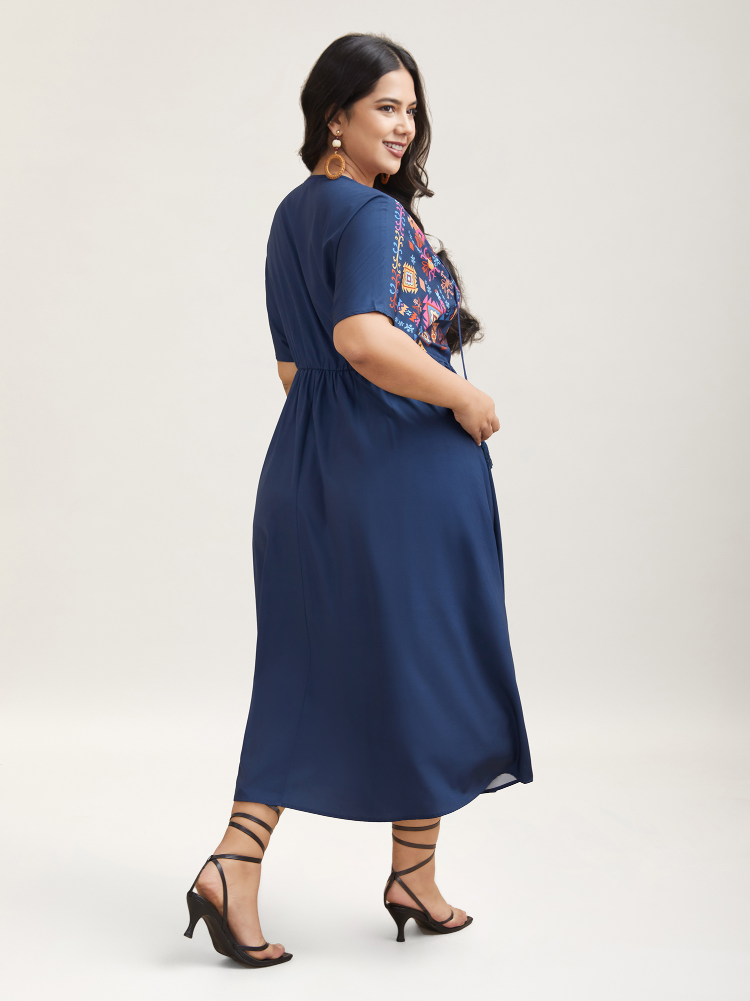 Plus Size Multi-Color Floral Print Pockets Maxi Dress DarkBlue Women Resort Tie knot Round Neck Short sleeve Curvy BloomChic 28/5X 