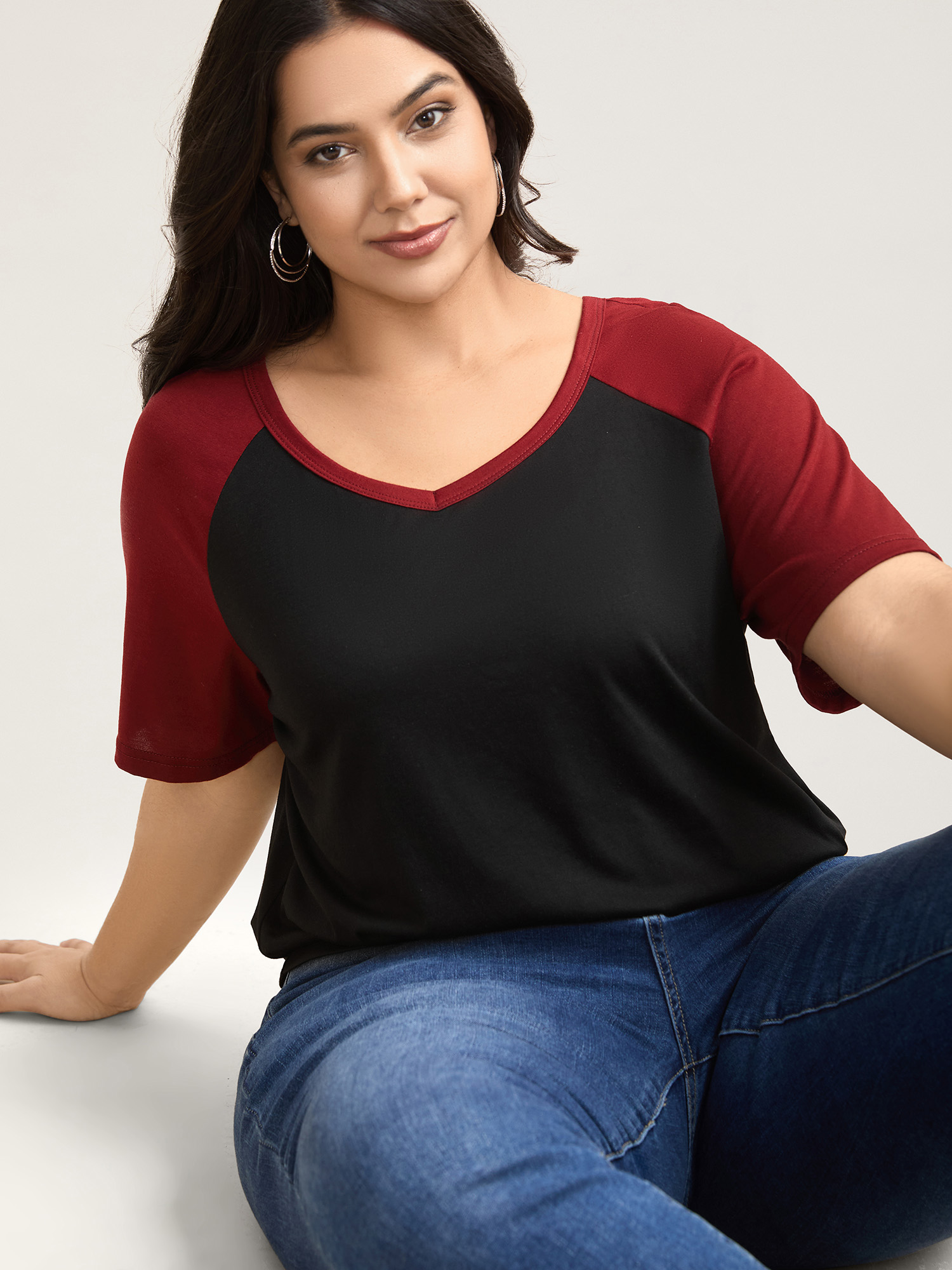 

Plus Size Color Contrast Raglan Sleeve T-Shirt Black Women Casual Contrast Heart neckline Everyday T-shirts BloomChic