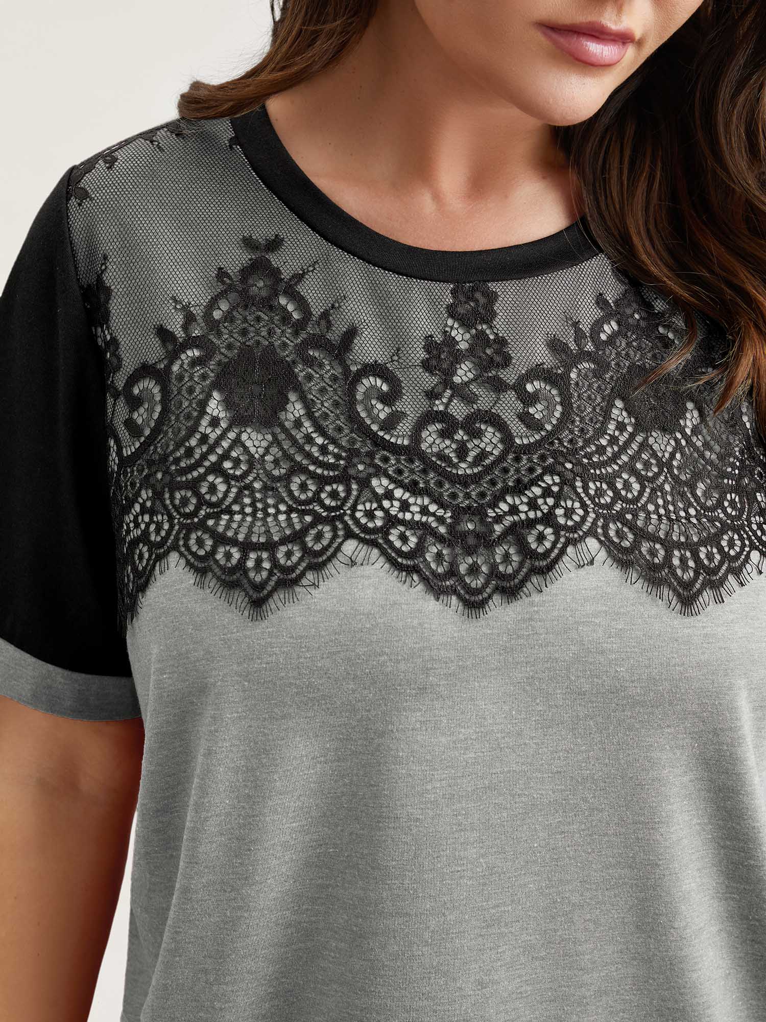 

Plus Size Stretchy Scalloped Lace Color Contrast T-Shirt LightGray Women Elegant Contrast Round Neck Everyday T-shirts BloomChic