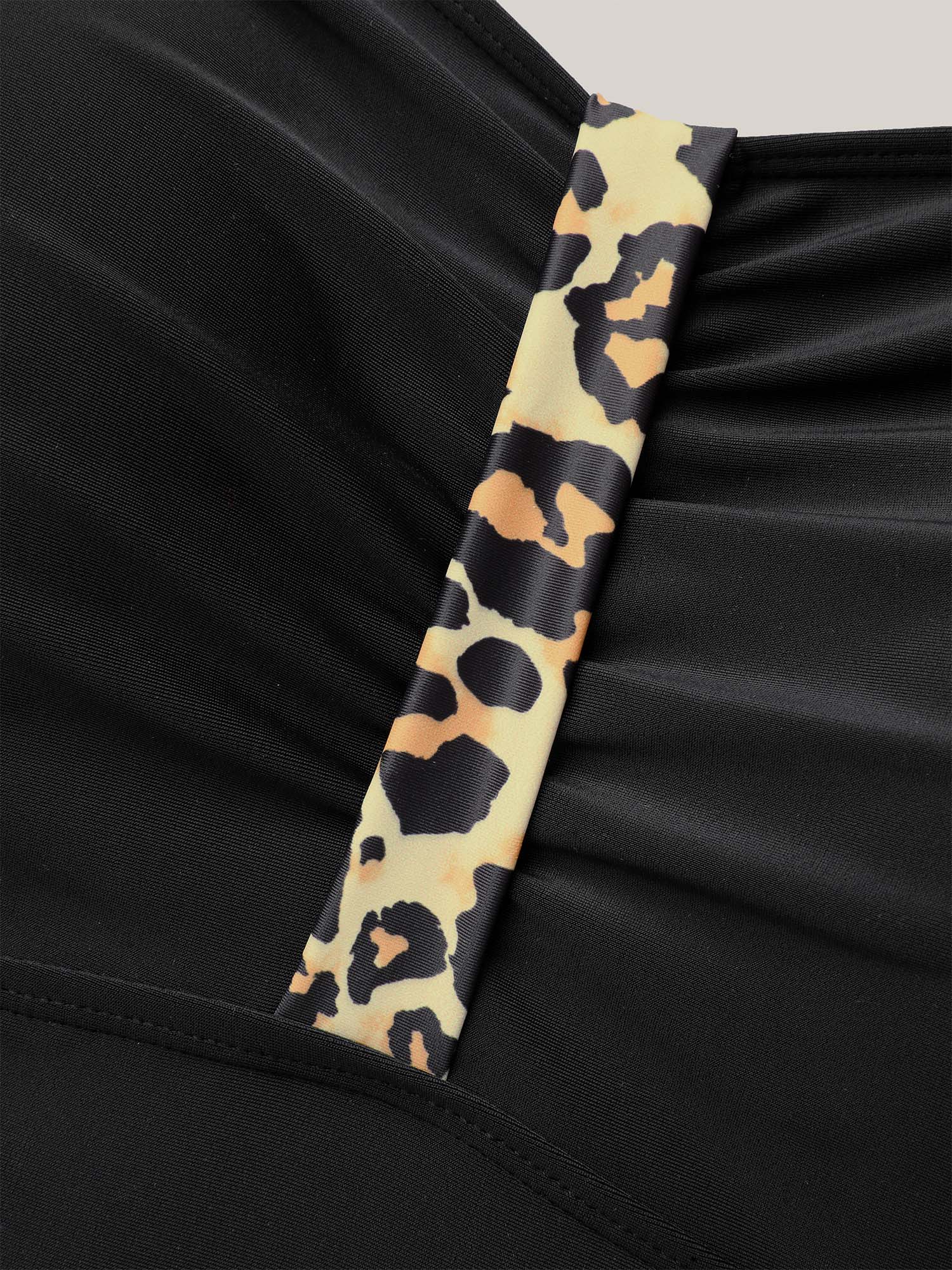 Plus Size Ruched Leopard Contrast One-Piece Swimsuit Women`s Swimwear Black Beach Gathered Curve Bathing Suits High stretch One Pieces BloomChic 26/4X 