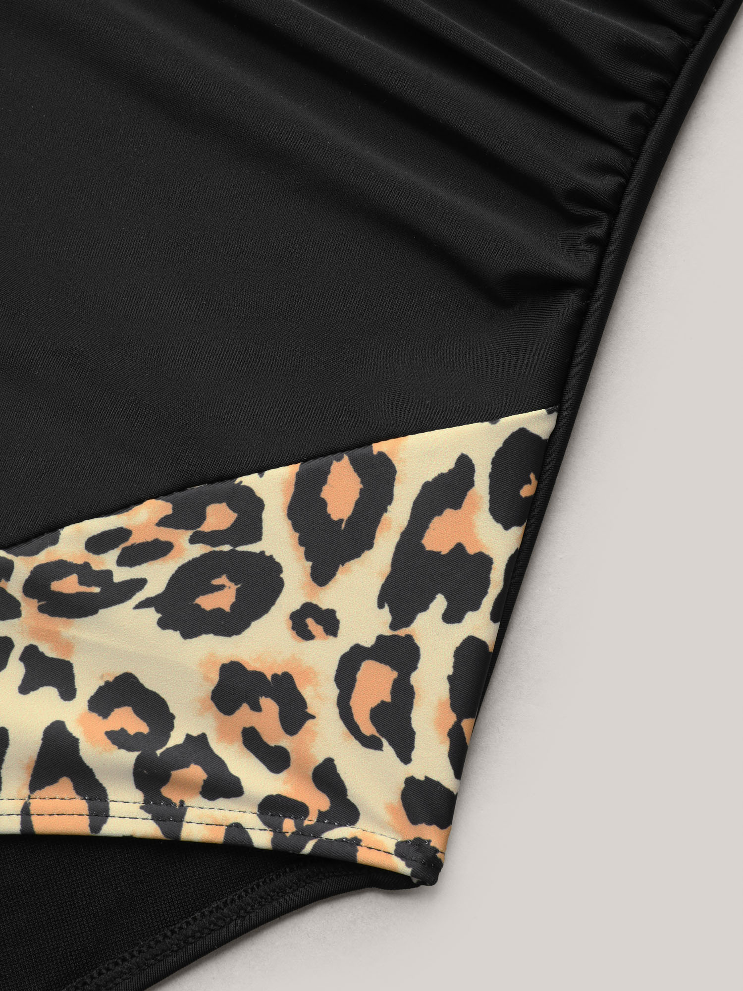 Plus Size Ruched Leopard Contrast One-Piece Swimsuit Women`s Swimwear Black Beach Gathered Curve Bathing Suits High stretch One Pieces BloomChic 26/4X 