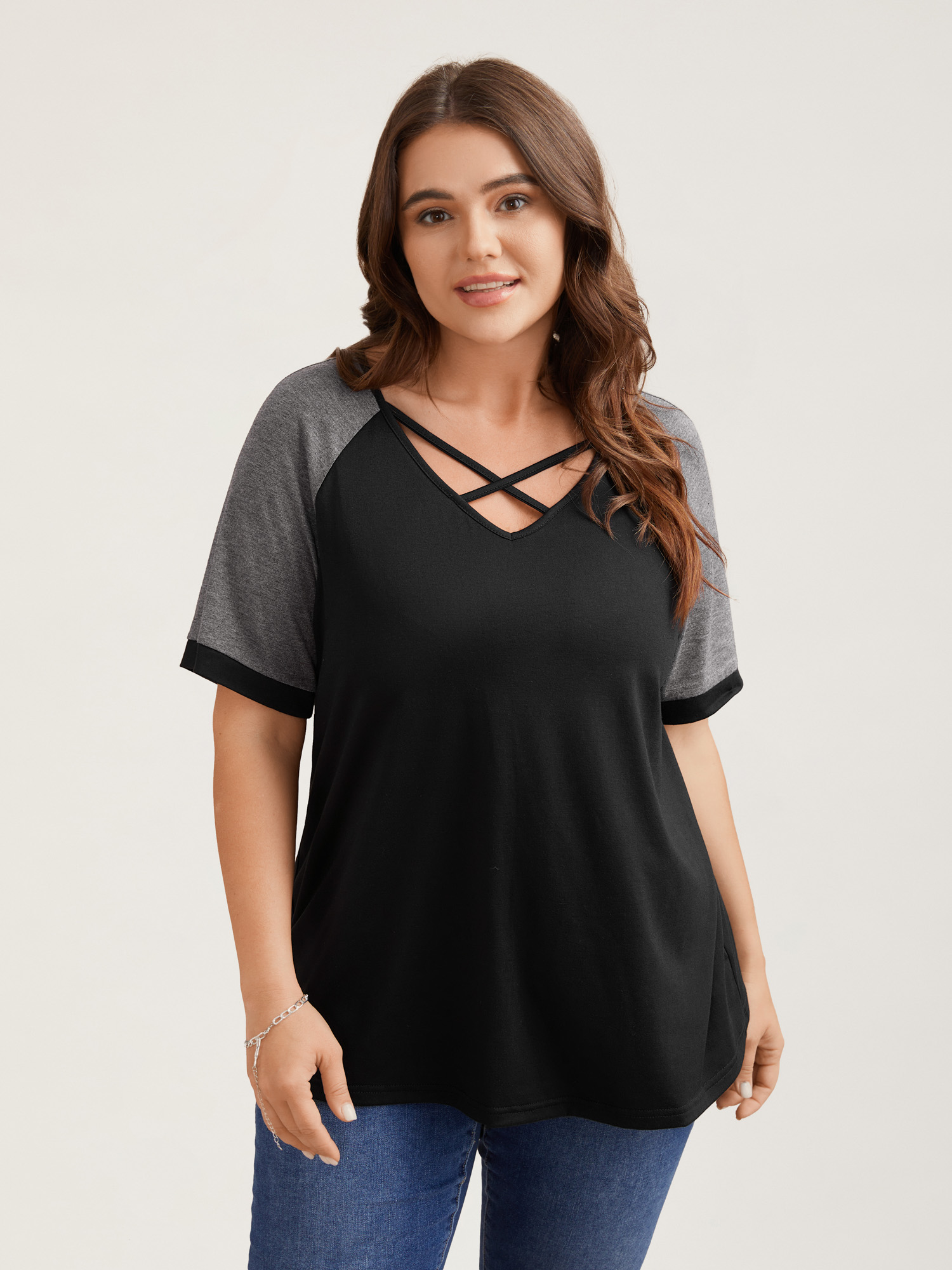 

Plus Size Color Contrast Neck Cut-Out T-Blouse Black Women Casual Contrast V-neck Everyday T-shirts BloomChic