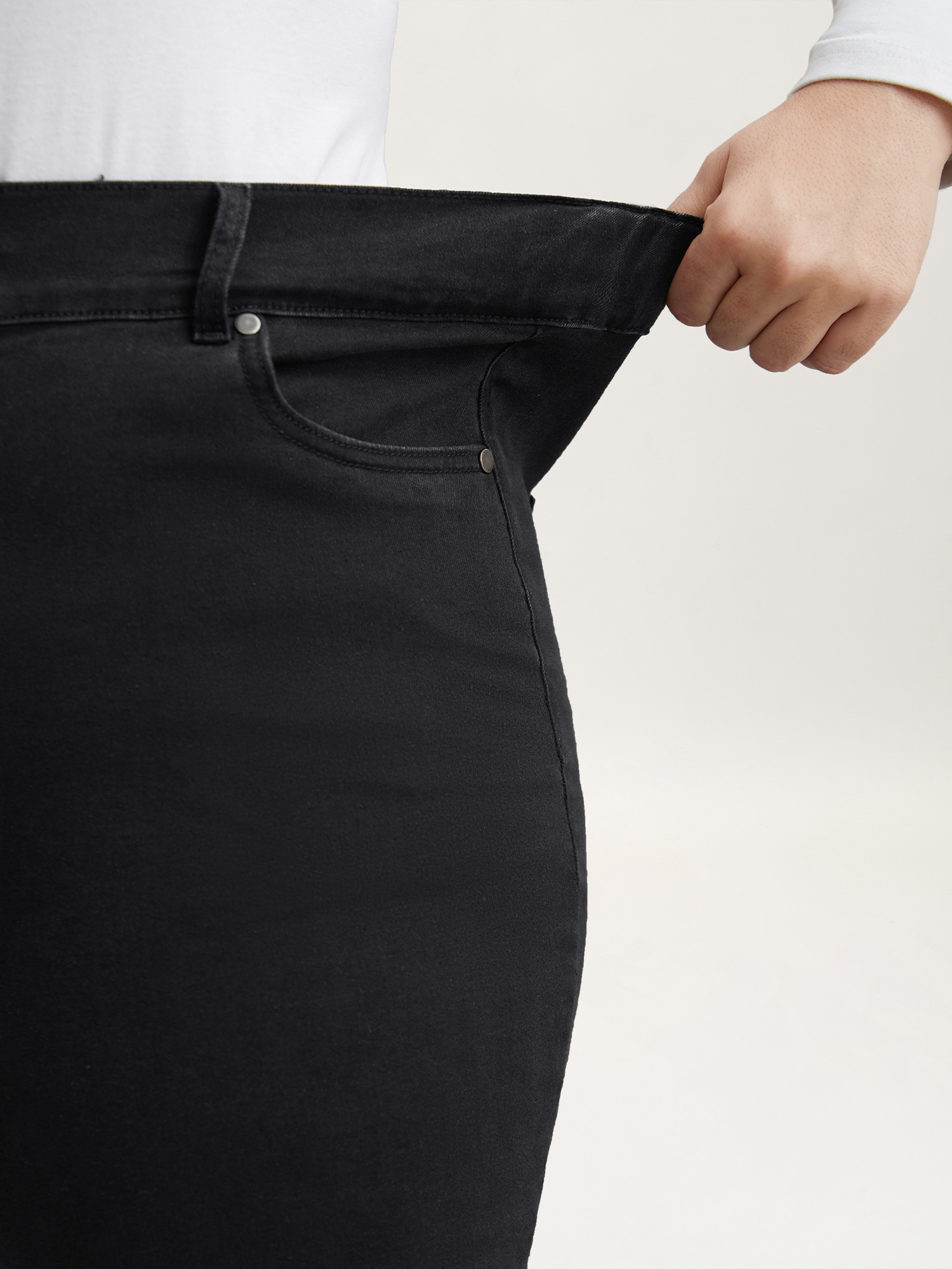 Plus Size Buttons Mid-Rise Curvy Skinny-Fit Jeans Women Denimblack Elegant Button Medium stretch Slanted pocket Jeans BloomChic 18/2X 