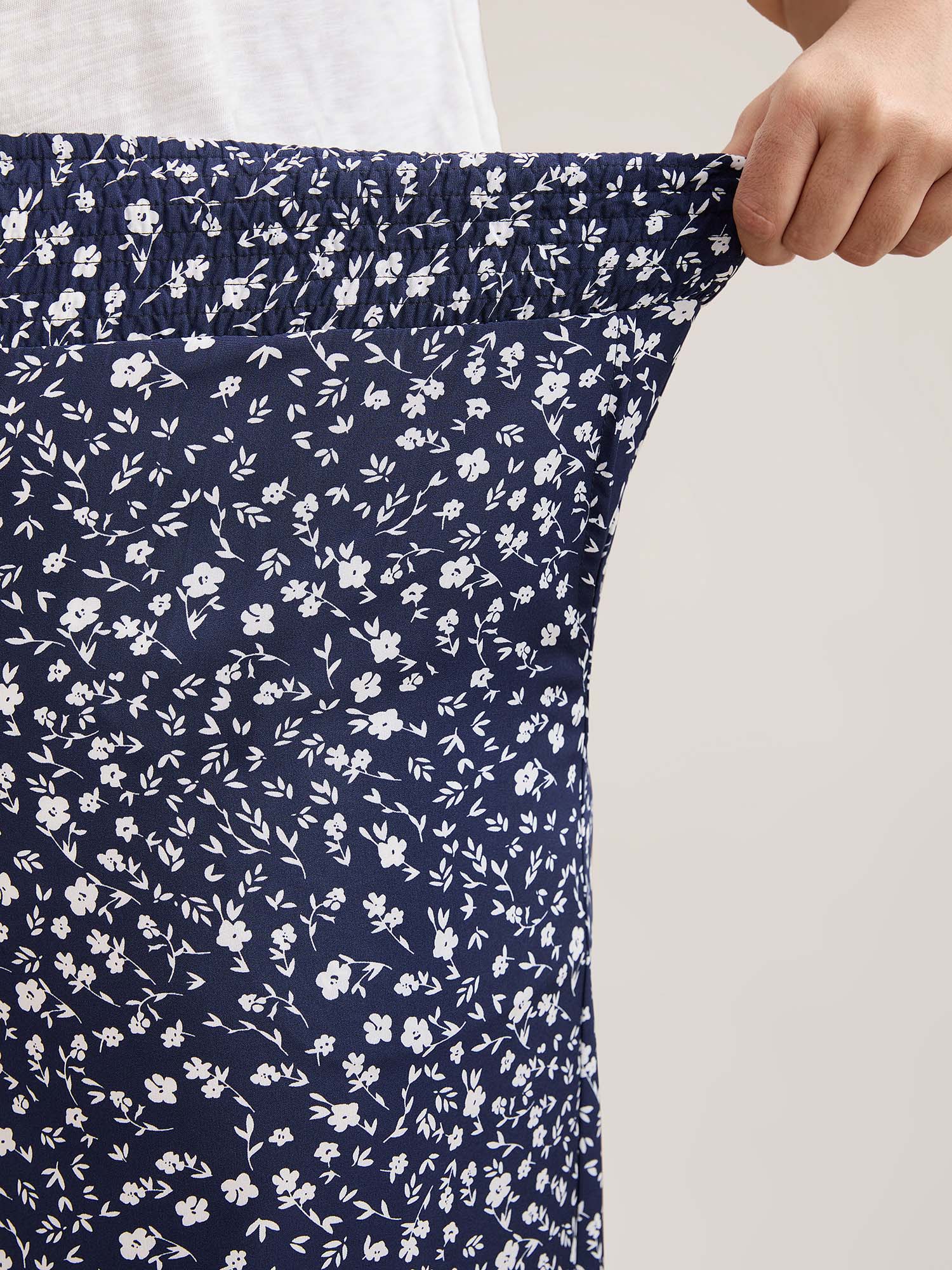 Plus Size Ditsy Floral Print Shirred Wide-Leg Pants Women Indigo Elegant Wide Leg Mid Rise Everyday Pants BloomChic 26/4X 