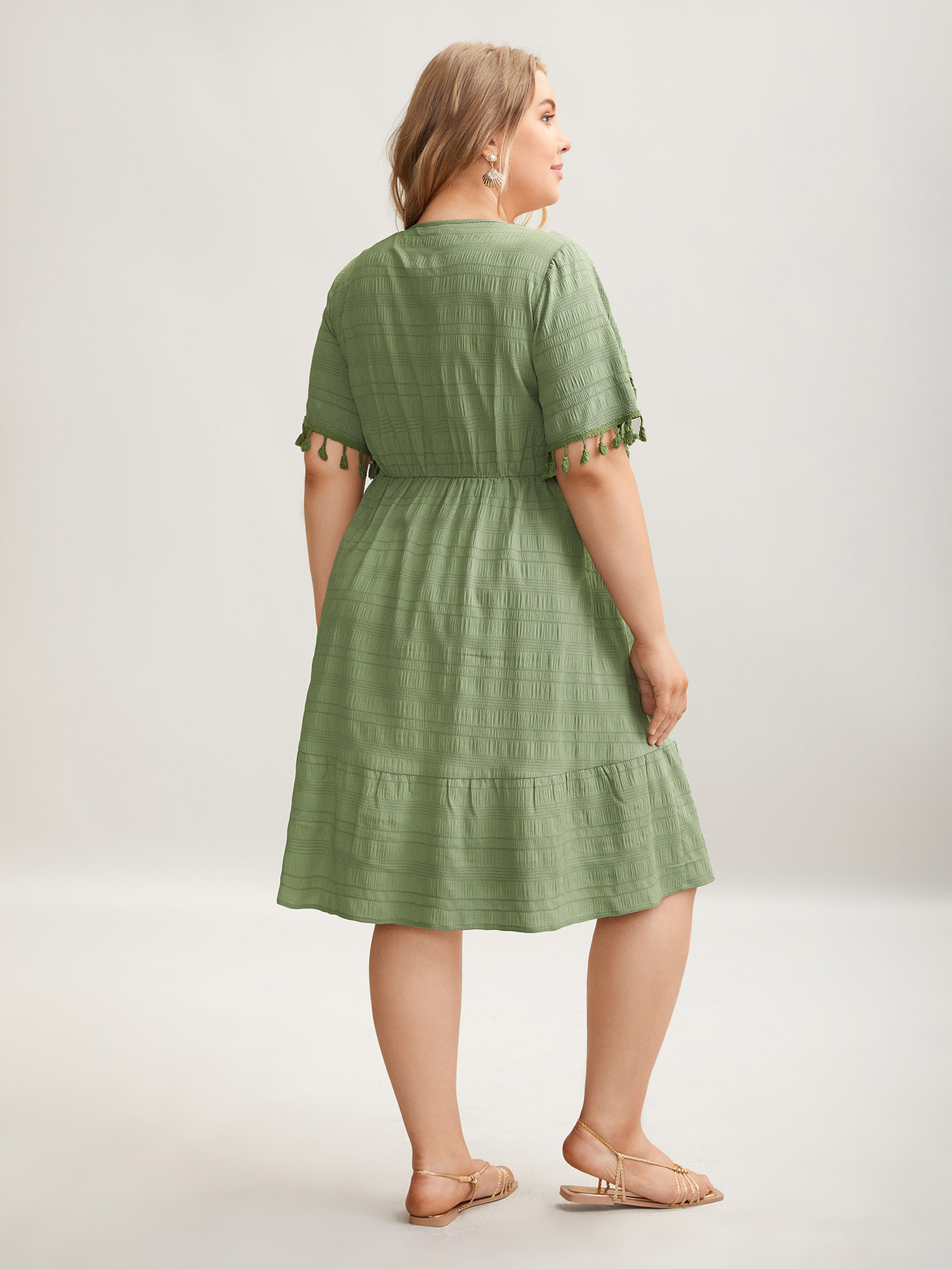 Plus Size Lace Neck-Tie Pockets Tiered Midi Dress Greenbean Women Resort Woven ribbon&lace trim Round Neck Short sleeve Curvy BloomChic 26/4X 