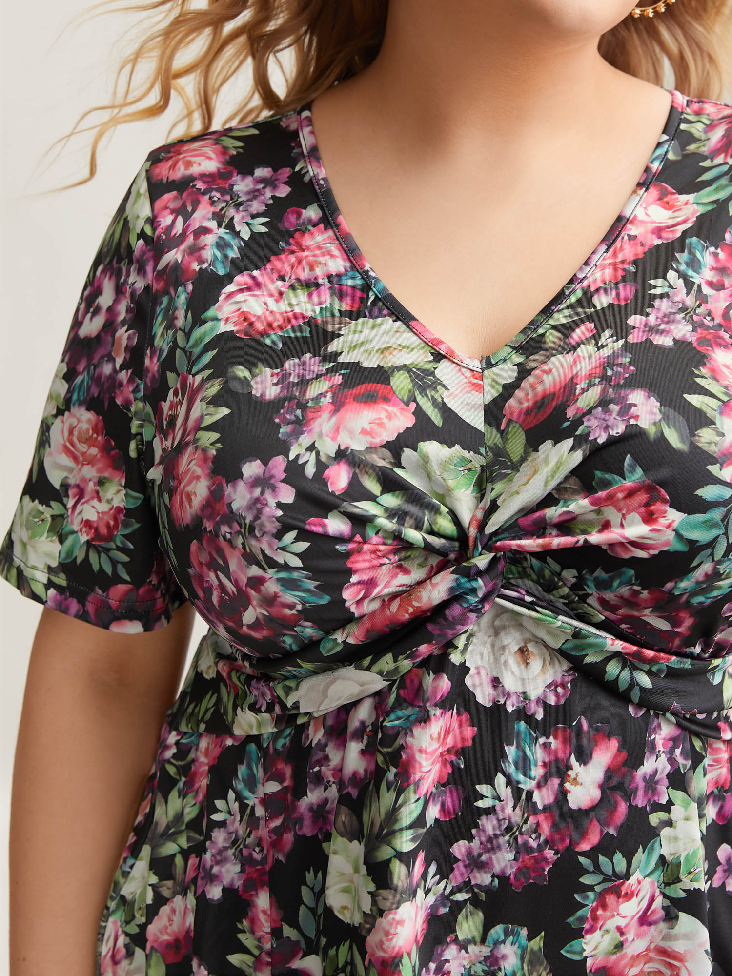 

Plus Size Twist-Front Floral Print Flared Knit Top Multicolor V-neck Short sleeve Elegant Jersey Tops