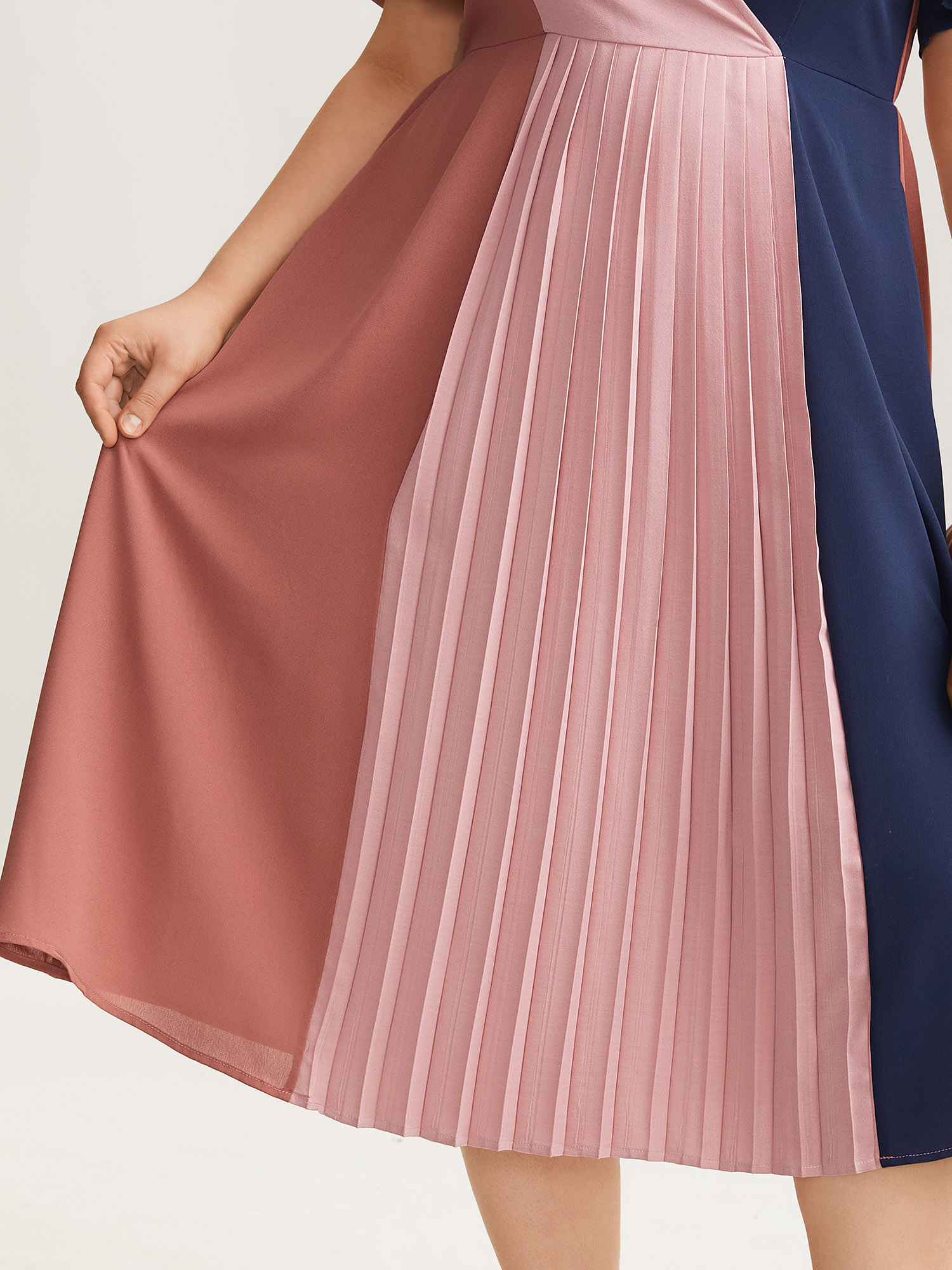 Plus Size Color Block Pleated Waist-Cinched Midi Dress Multicolor Women At the Office Contrast Overlap Collar Short sleeve Curvy BloomChic 28/5X 