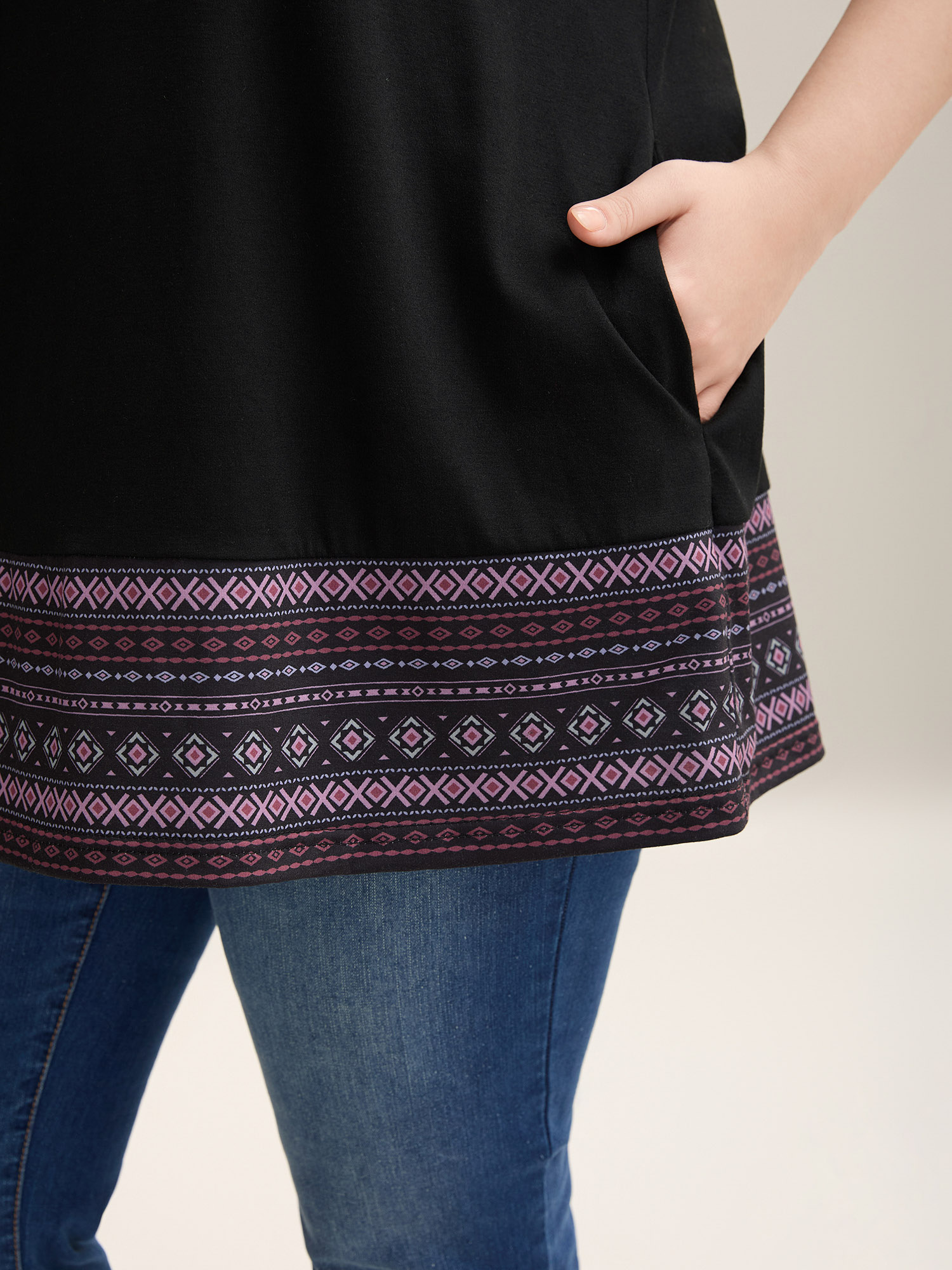 Plus Size Boho Striped Hem Stretchy Pockets T-Shirt Black Women Casual Contrast V-neck Loose Everyday T-shirts BloomChic 18-20/2X 