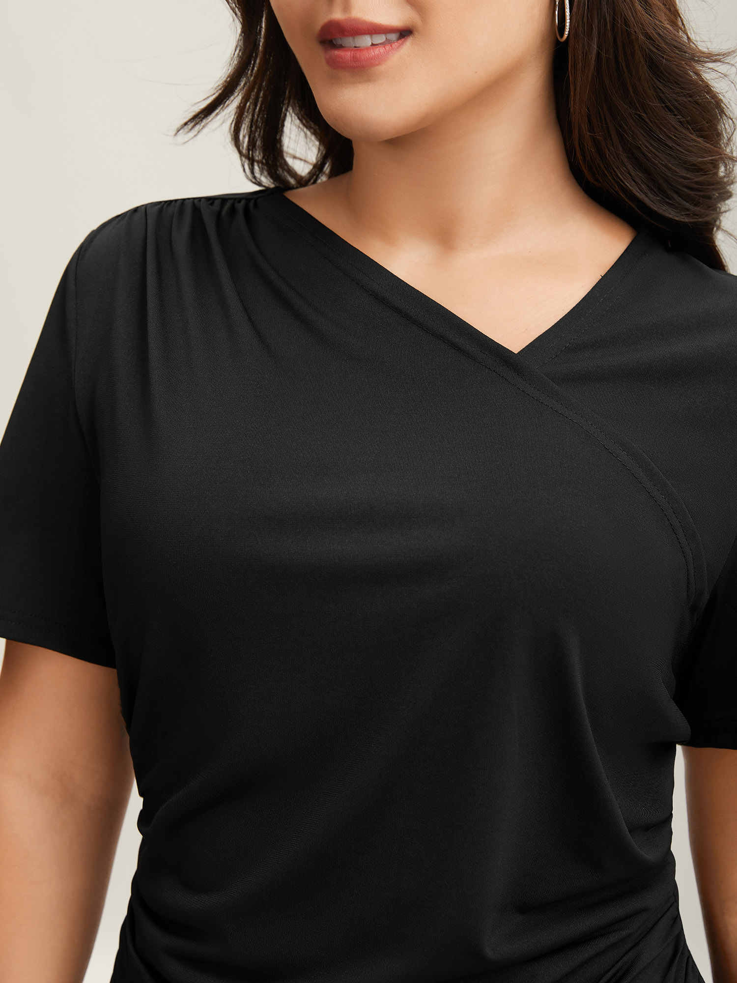 

Plus Size Asymmetrical Neckline Curved Hem Plain T-Shirt Black Women Casual Gathered Asymmetrical Neck Bodycon Everyday T-shirts BloomChic