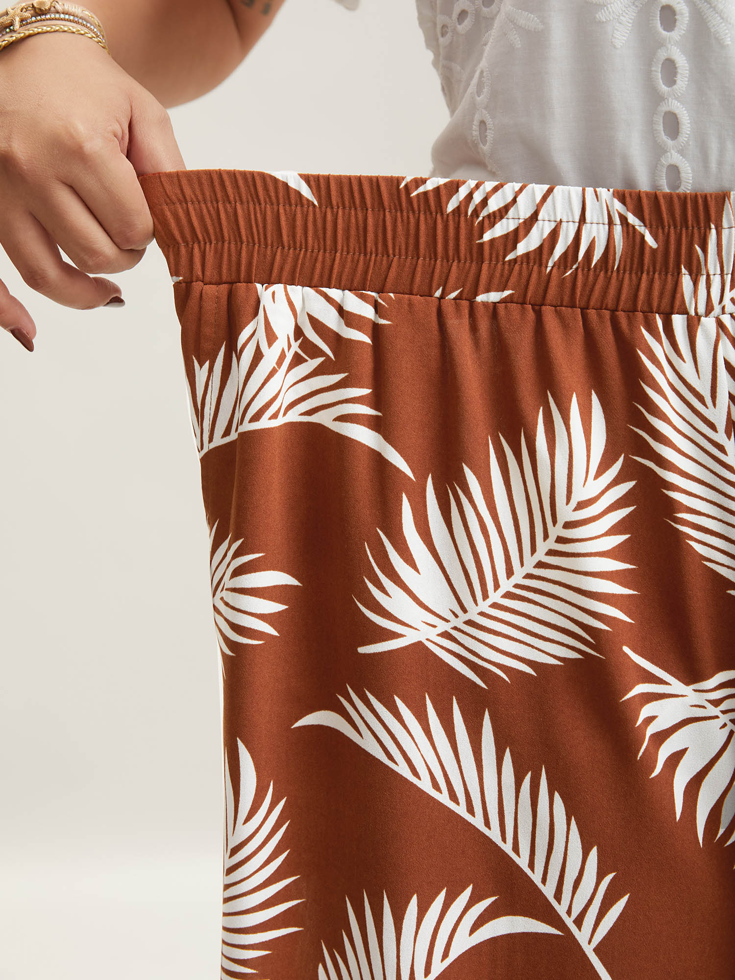 

Plus Size Leafy Print Stretchy Waist Wide-Leg Pants Women Rust Resort Wide Leg Mid Rise Vacation Pants BloomChic