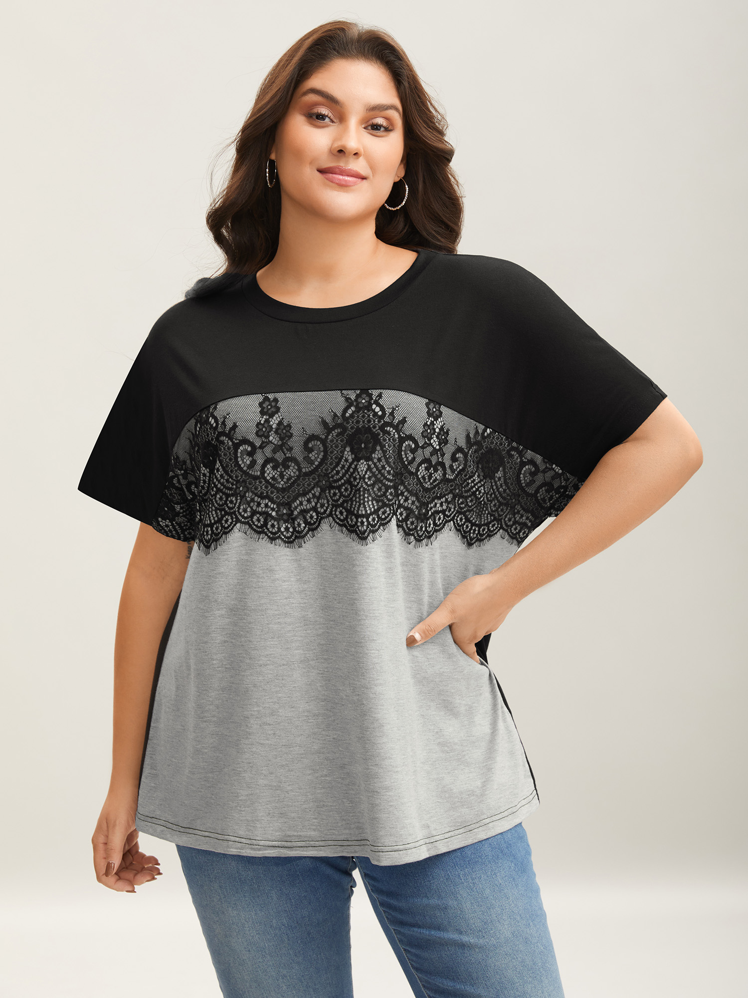 

Plus Size Lace Design Color Contrast T-Shirt Black Women Casual Contrast Round Neck Everyday T-shirts BloomChic