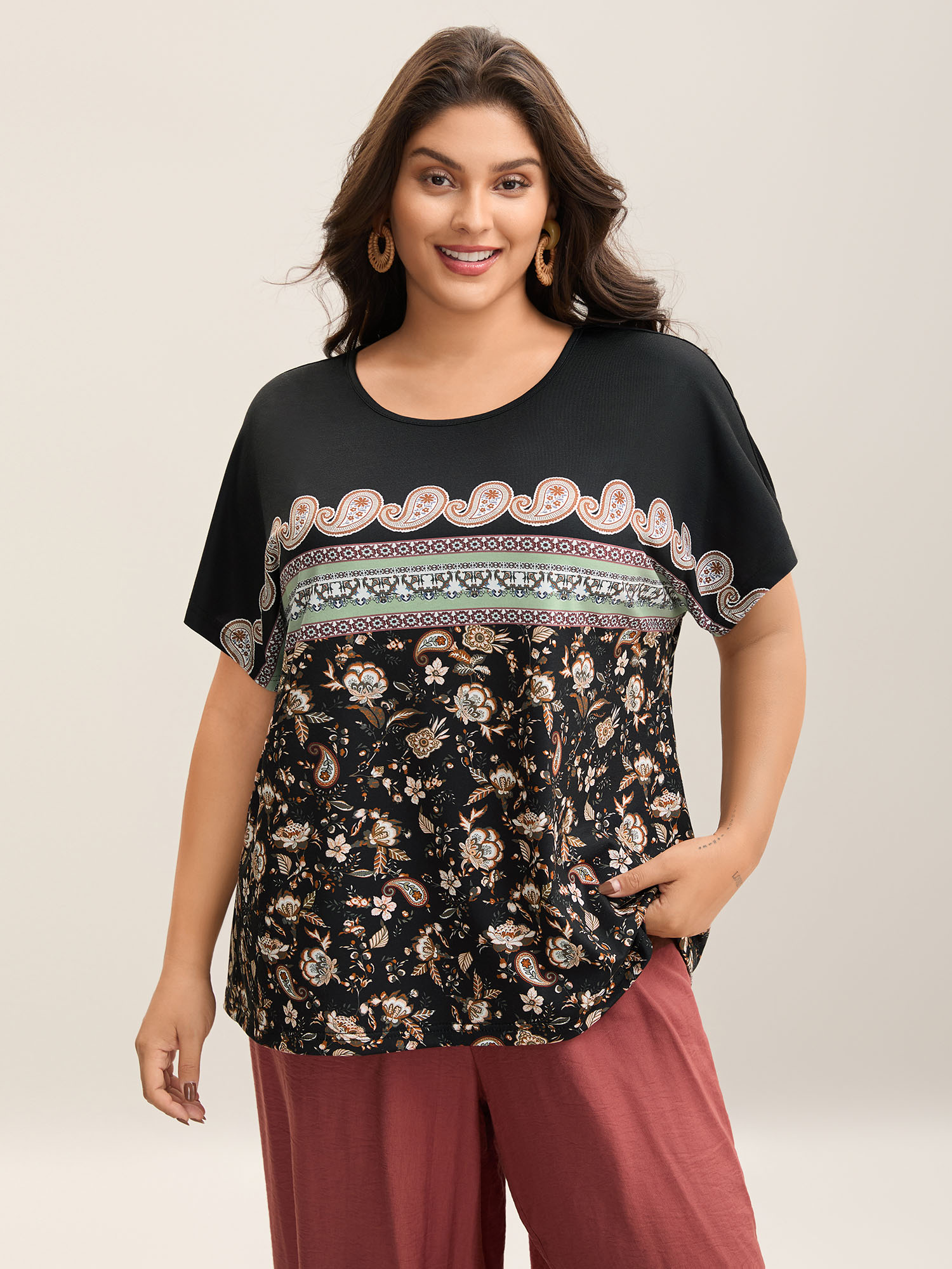 

Plus Size Paisley Contrast Print Half Sleeve T-Shirt Black Women Casual Contrast Round Neck Everyday T-shirts BloomChic