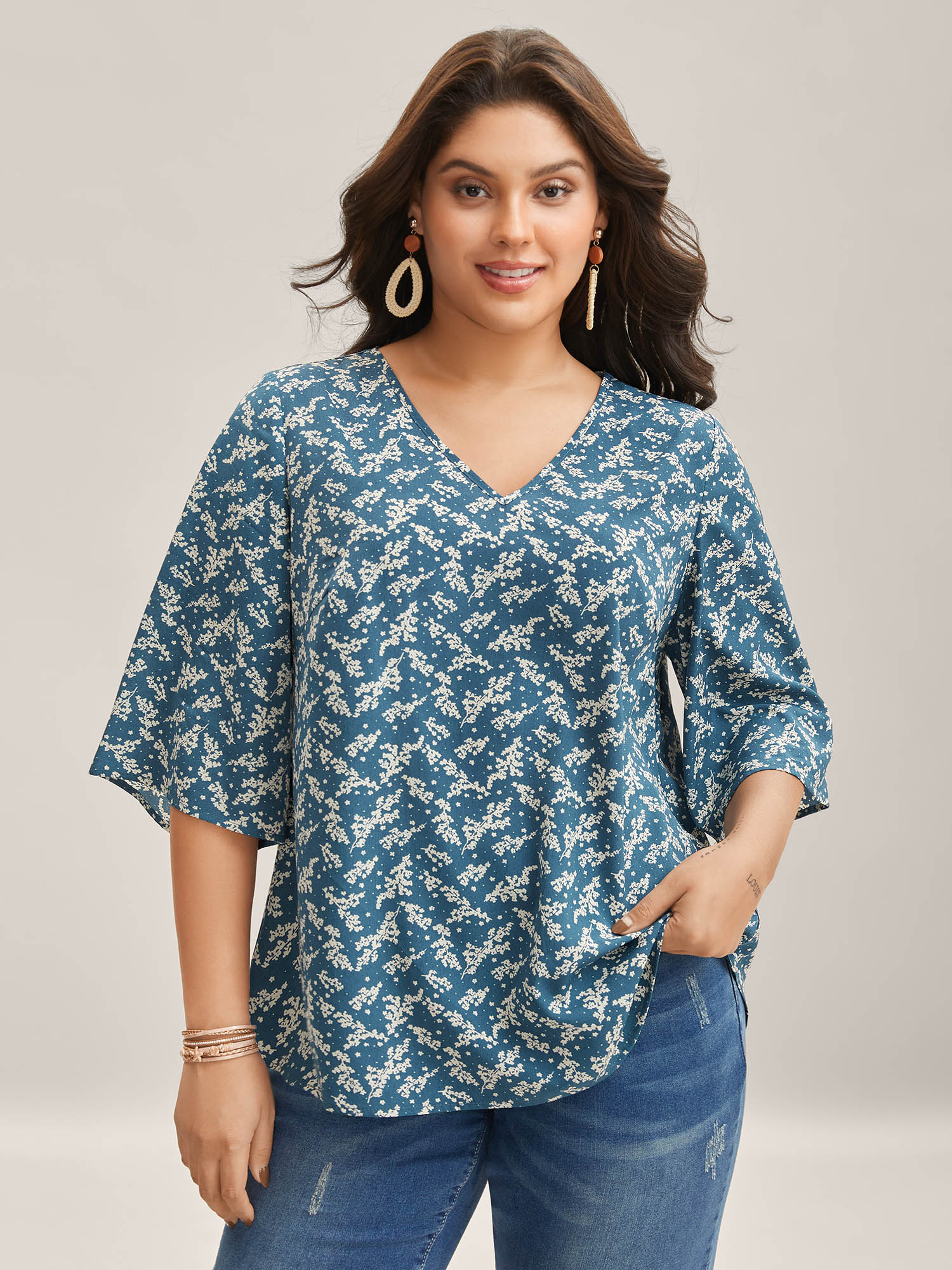 BloomChic Women's Plus Size Floral Print Curvy Hem V-Neck Shirt Aegean Ditsy Floral Vacation 3/4 Sleeve V-Neck 10/M