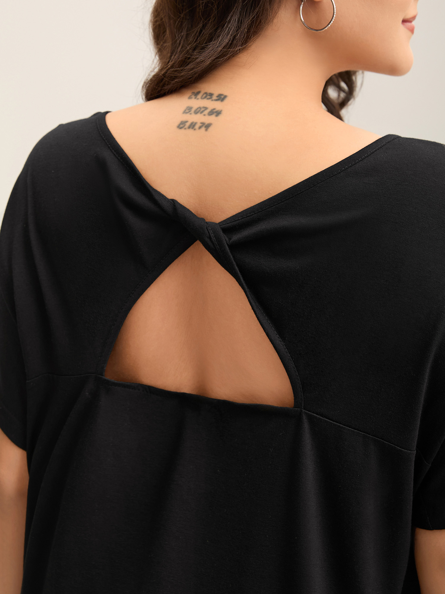 

Plus Size Backless Knotted Plain T-Shirt Black Women Twist Round Neck Everyday-Casual T-shirts BloomChic