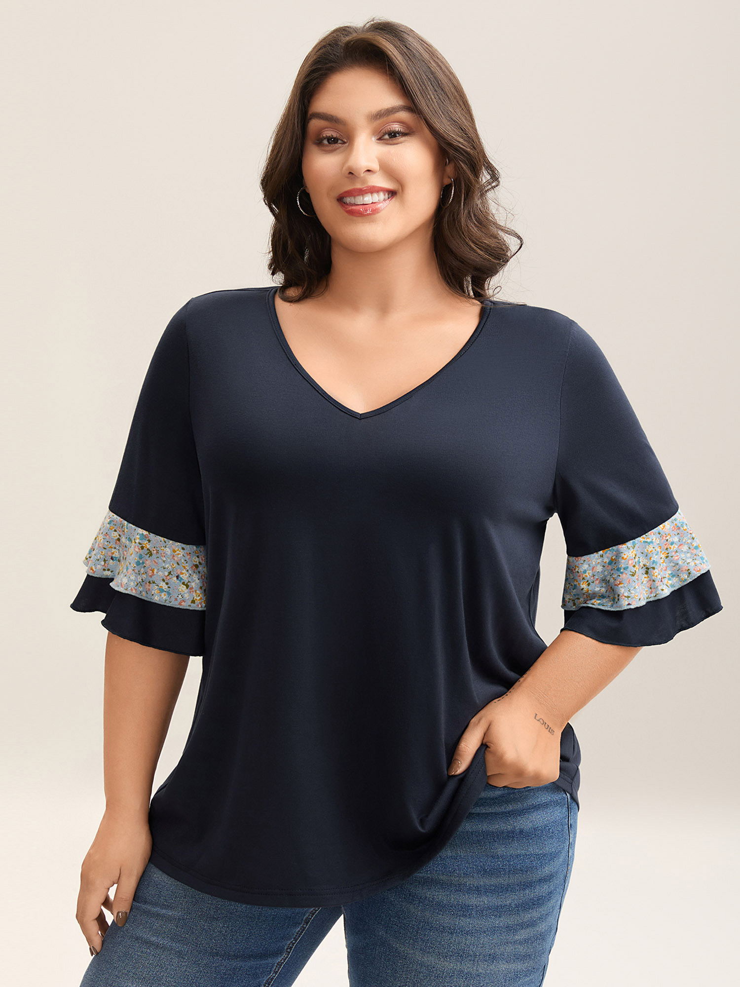 

Plus Size Sleeve Spliced V-Neck Fitted T-Shirt Indigo Women Contrast V-neck Everyday-Casual T-shirts BloomChic