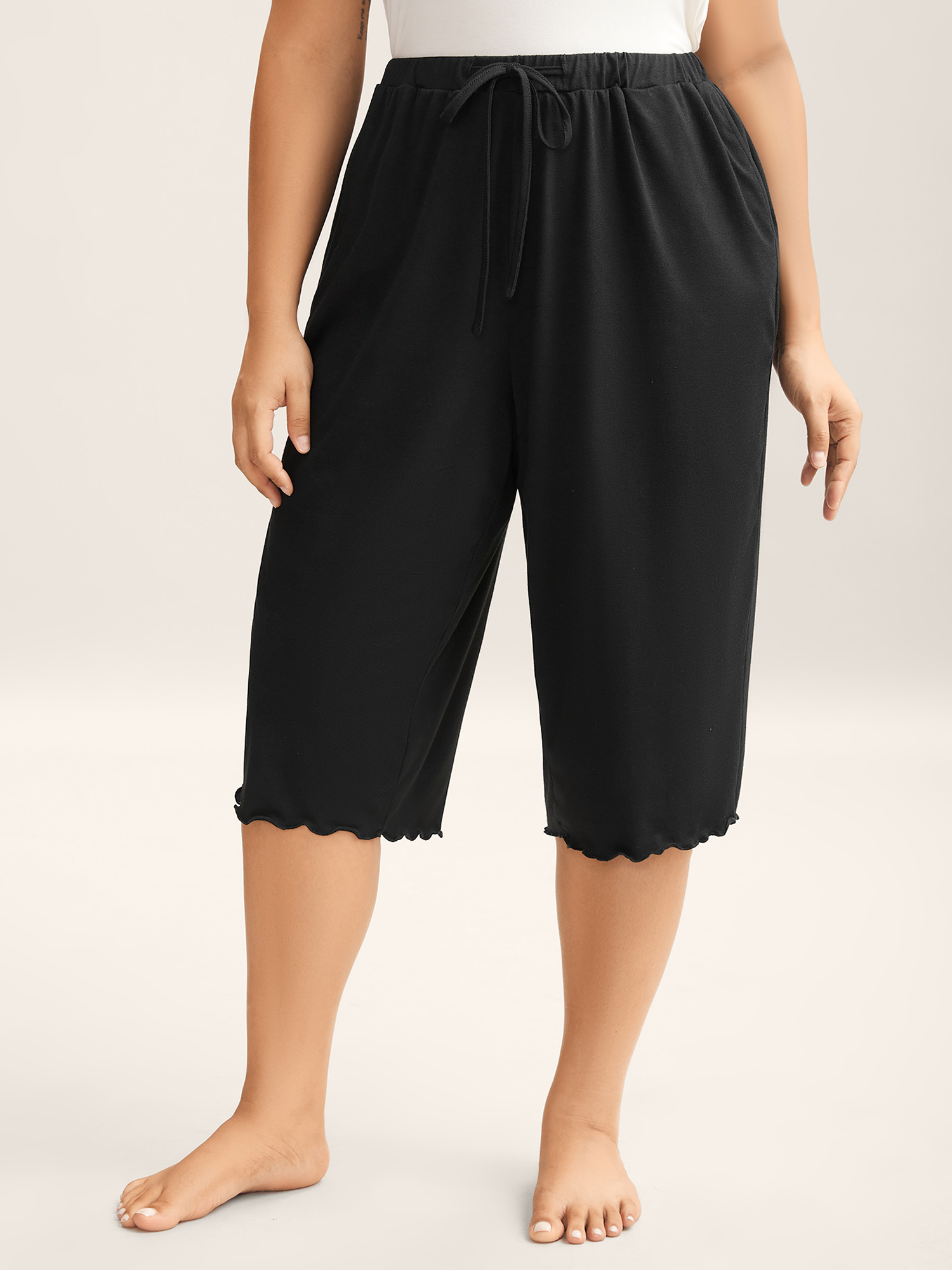 BloomChic Women's Plus Size Supersoft Scalloped Hem Straight-Fit Lounge Bottoms Black Knee Length 10/M