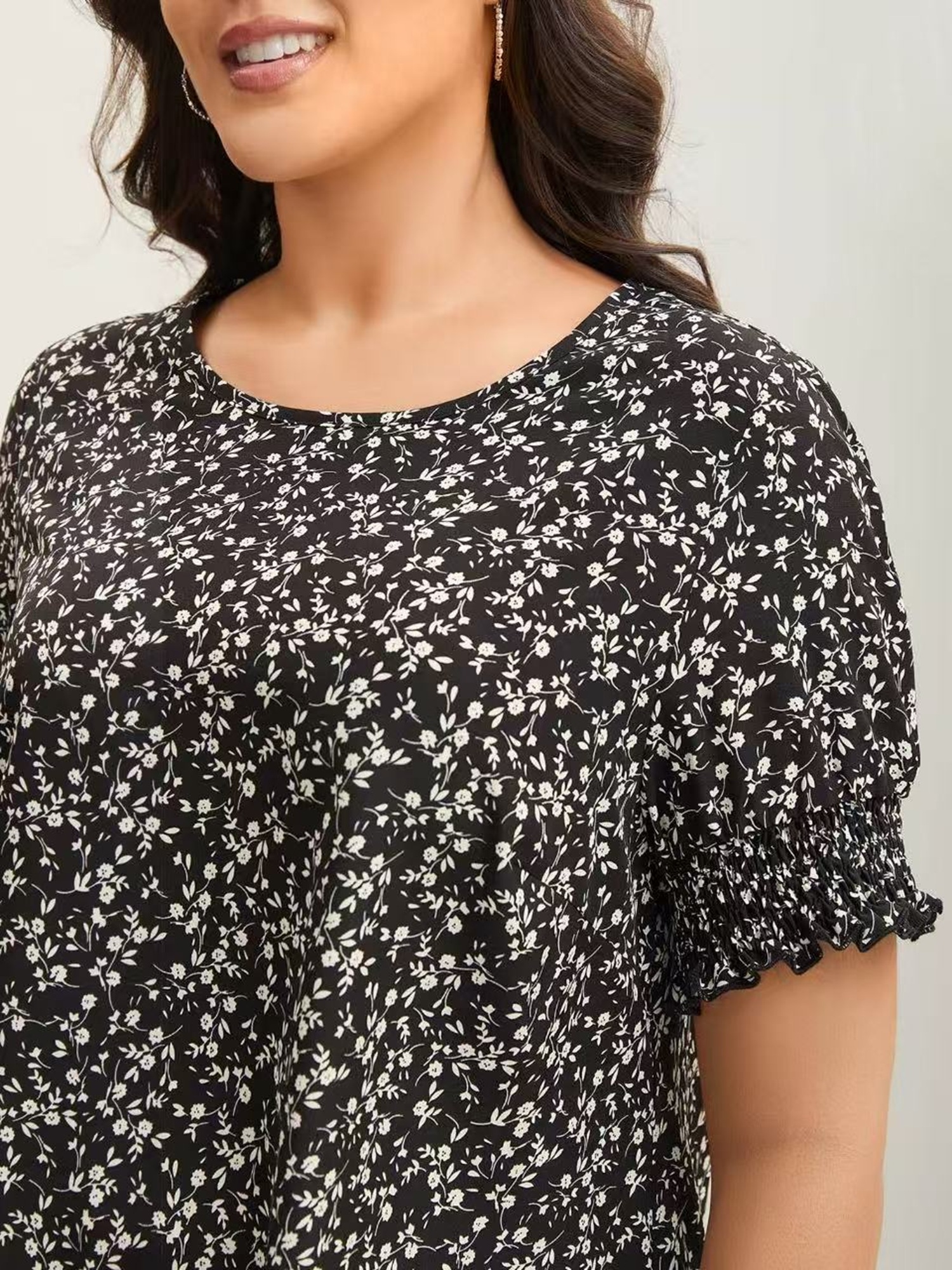 BloomChic Women's Plus Size Ditsy Floral Print Curvy Hem Blouse Black Ditsy Floral Everyday-Elegant 3/4 Sleeve Round Neck 10/M