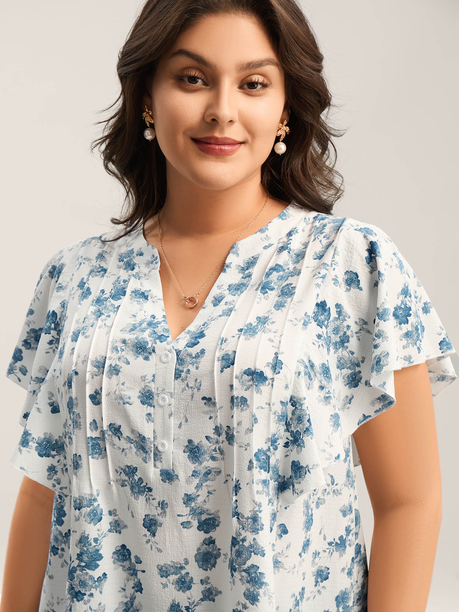 Bloomchic Women's Plus Size Floral Toothpick Pleat Sheer Blouse Originalwhite Ditsy Floral Elegant Short Sleev