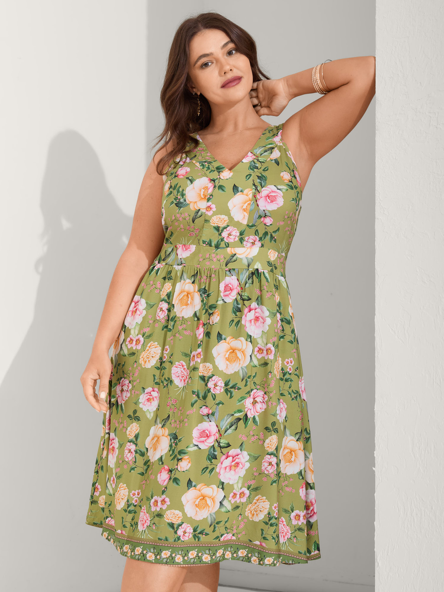 BloomChic Women's Plus Size Rayon Floral Shirred Pockets Midi Dress Moss Floral Midi Vacation 30/6X