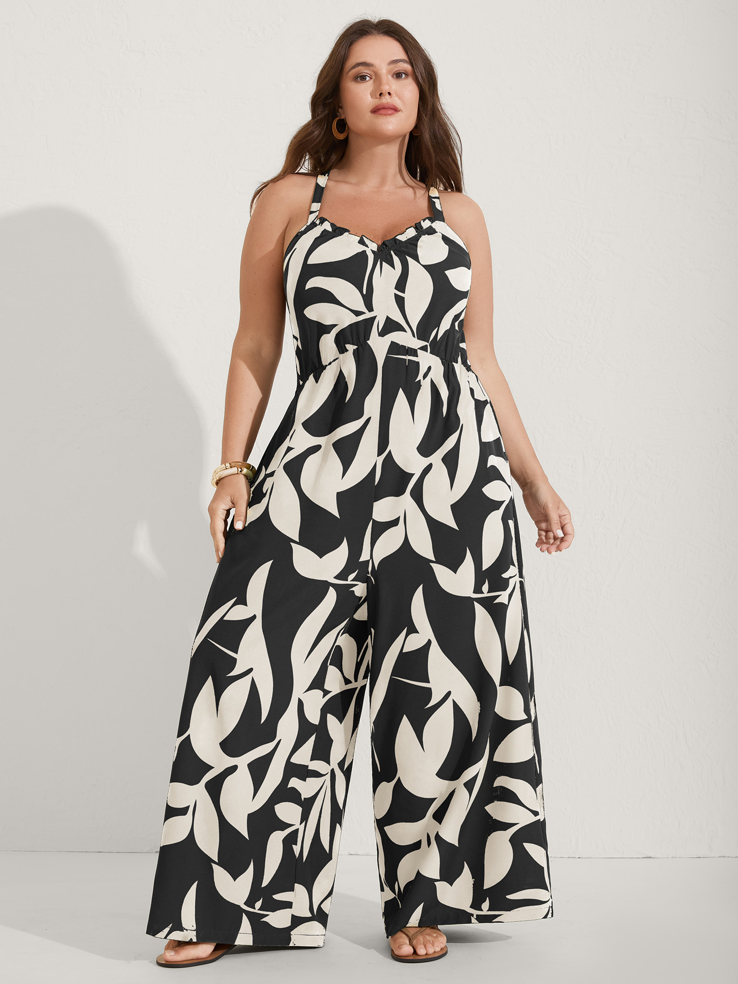 BloomChic Women's Plus Size Silhouette Floral Print Sweetheart Jumpsuit Black Vacation 10/M