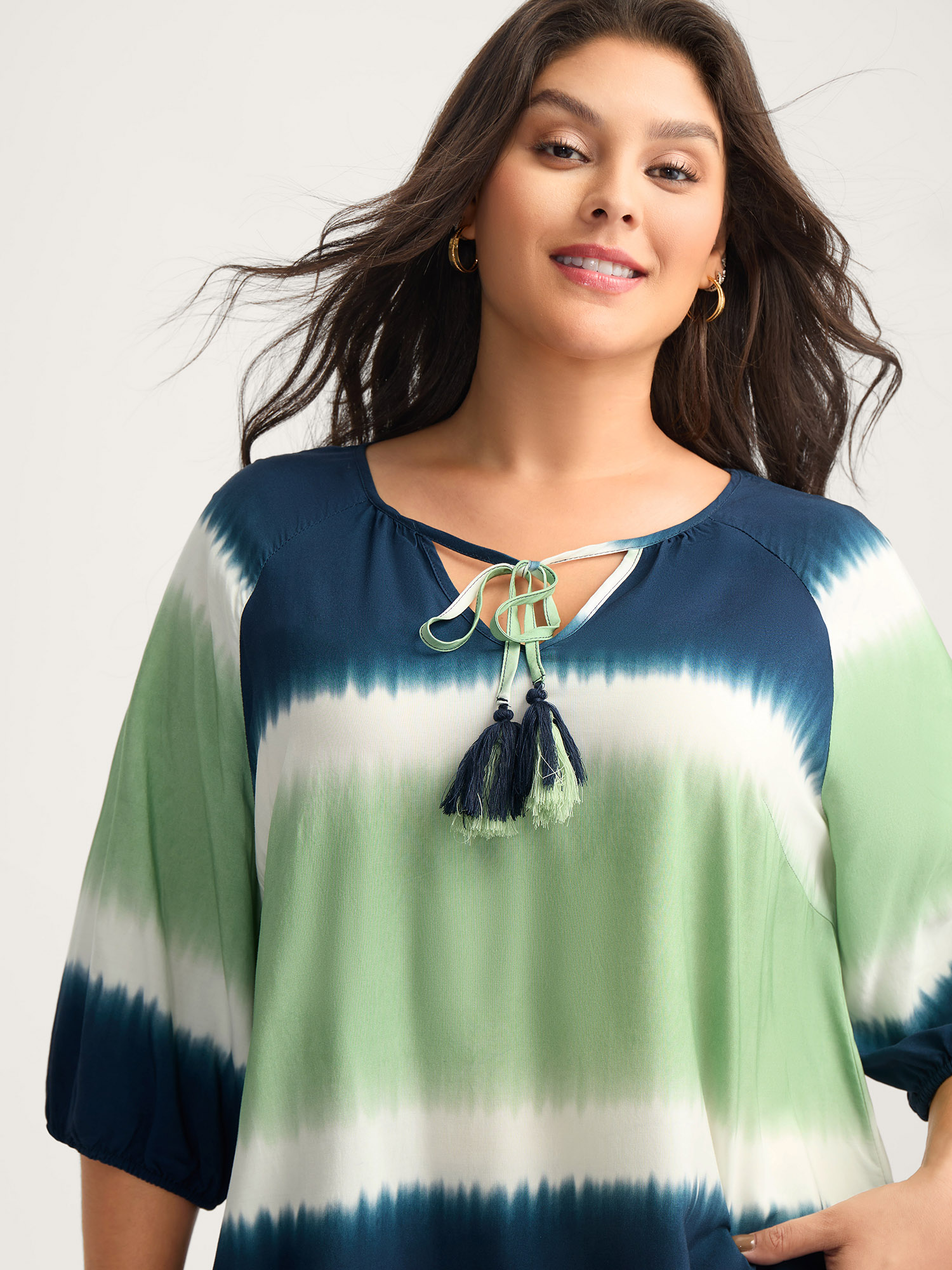 BloomChic Women's Plus Size Ombre Gradient Neck Tie Blouse Multicolor Ombre Vacation 3/4 Sleeve V-Notch Neck 10/M