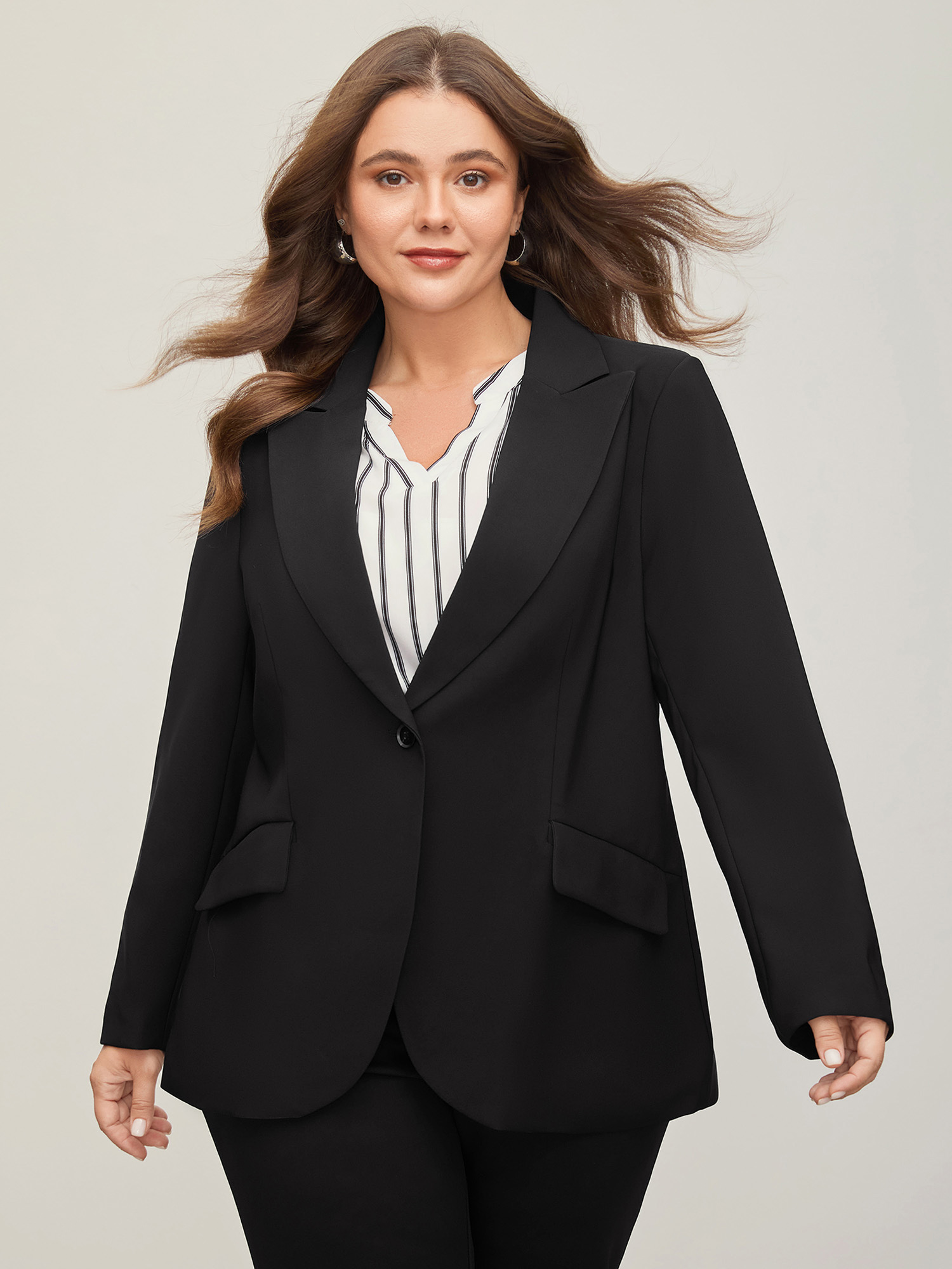 Image of Plus Size Stretch Woven Pocket Slim-Fit Blazer Black Women Work Button Sleeve Extra Long Sleeve Suit Collar 18-20/2X Open pocket with flap At the Office Blazers BloomChic