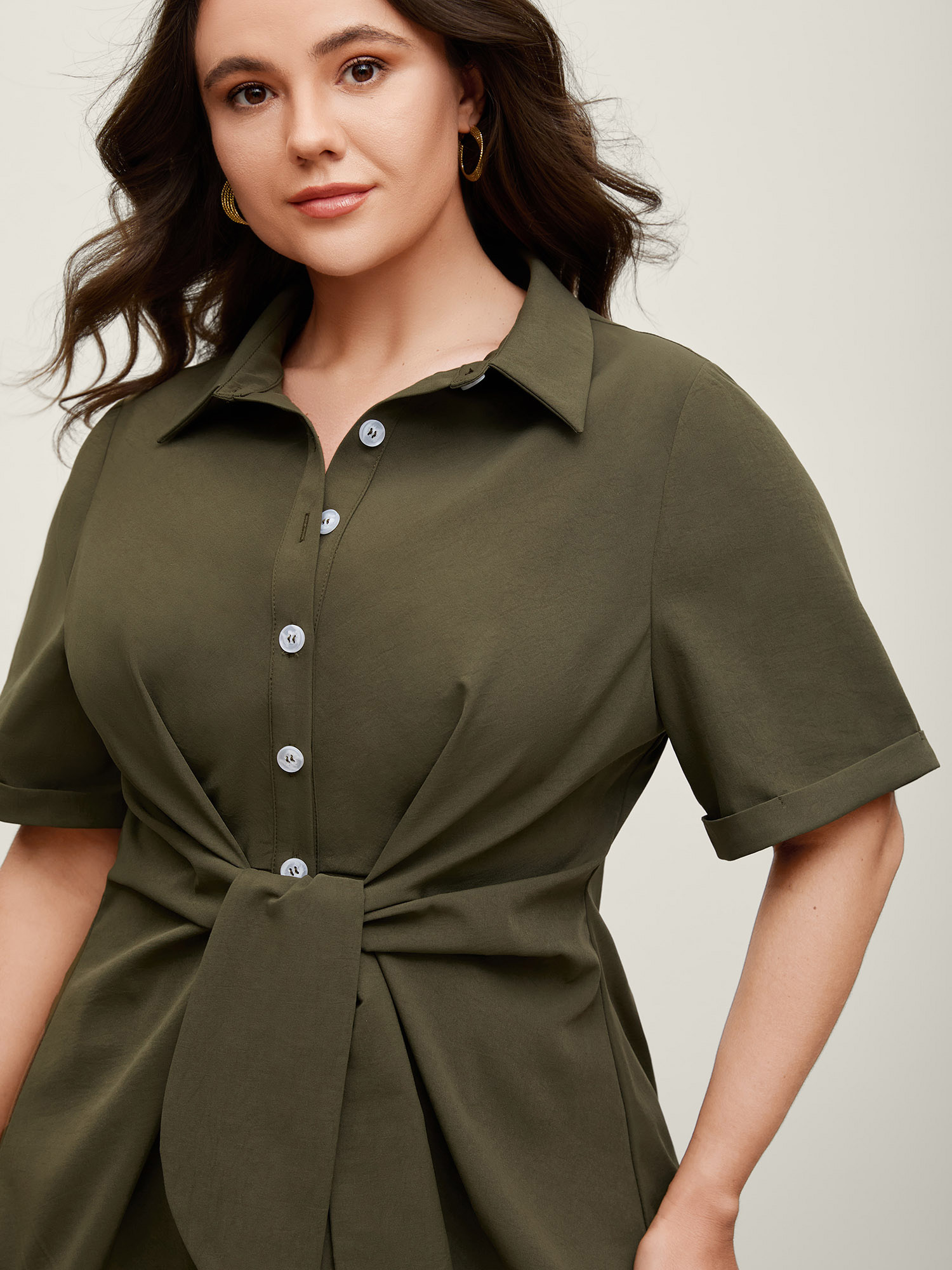 BloomChic Women's Plus Size Knotted Front Asymmetrical Hem Blouse Four Leaf Clover Solid Office Short sleeve Collared Neck 30/6X