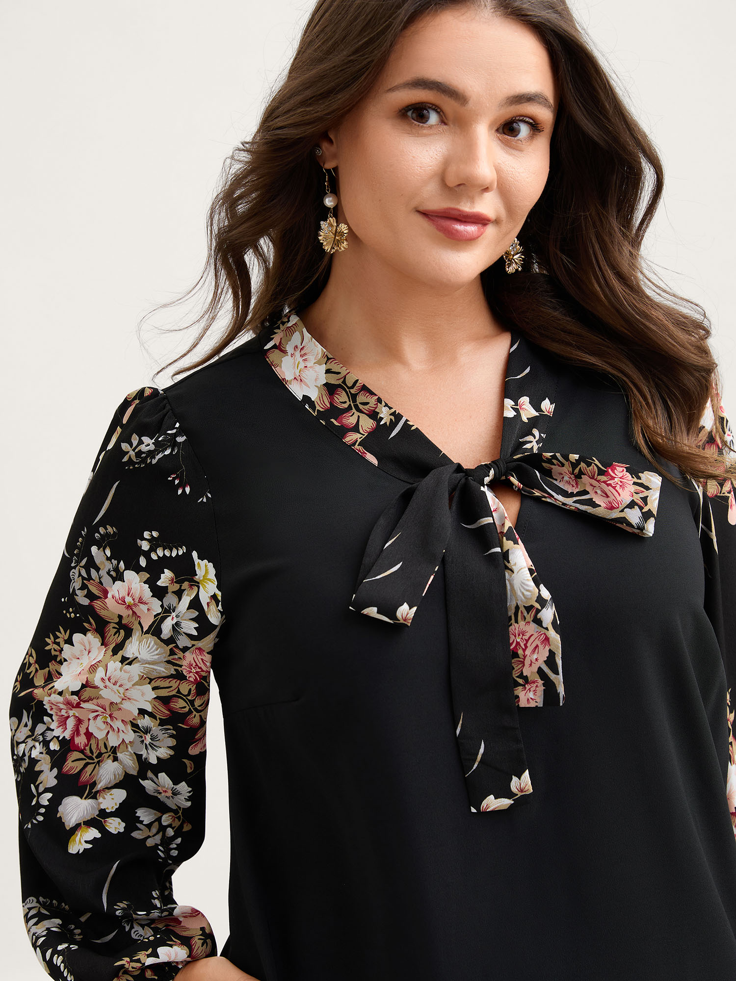 BloomChic Women's Plus Size Floral Print Ribbon-Tie Neck Midi Dress Black Floral Knee Everyday-Elegant Colorblock 18-20/2X