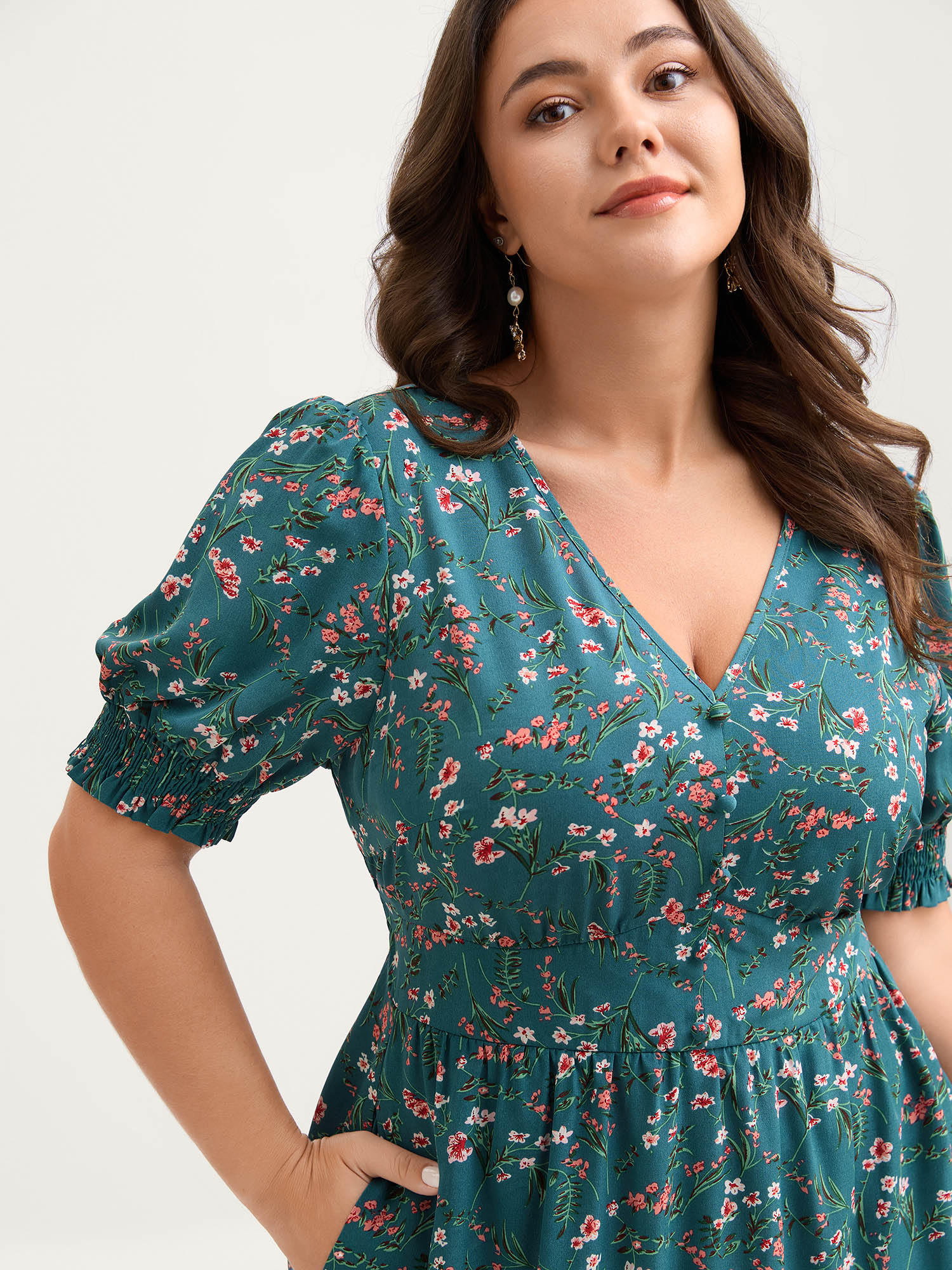 BloomChic Women's Plus Size Retro Floral Print Button Detail Midi Dress Cerulean Ditsy Floral Midi Everyday-Elegant Smocked 30/6X