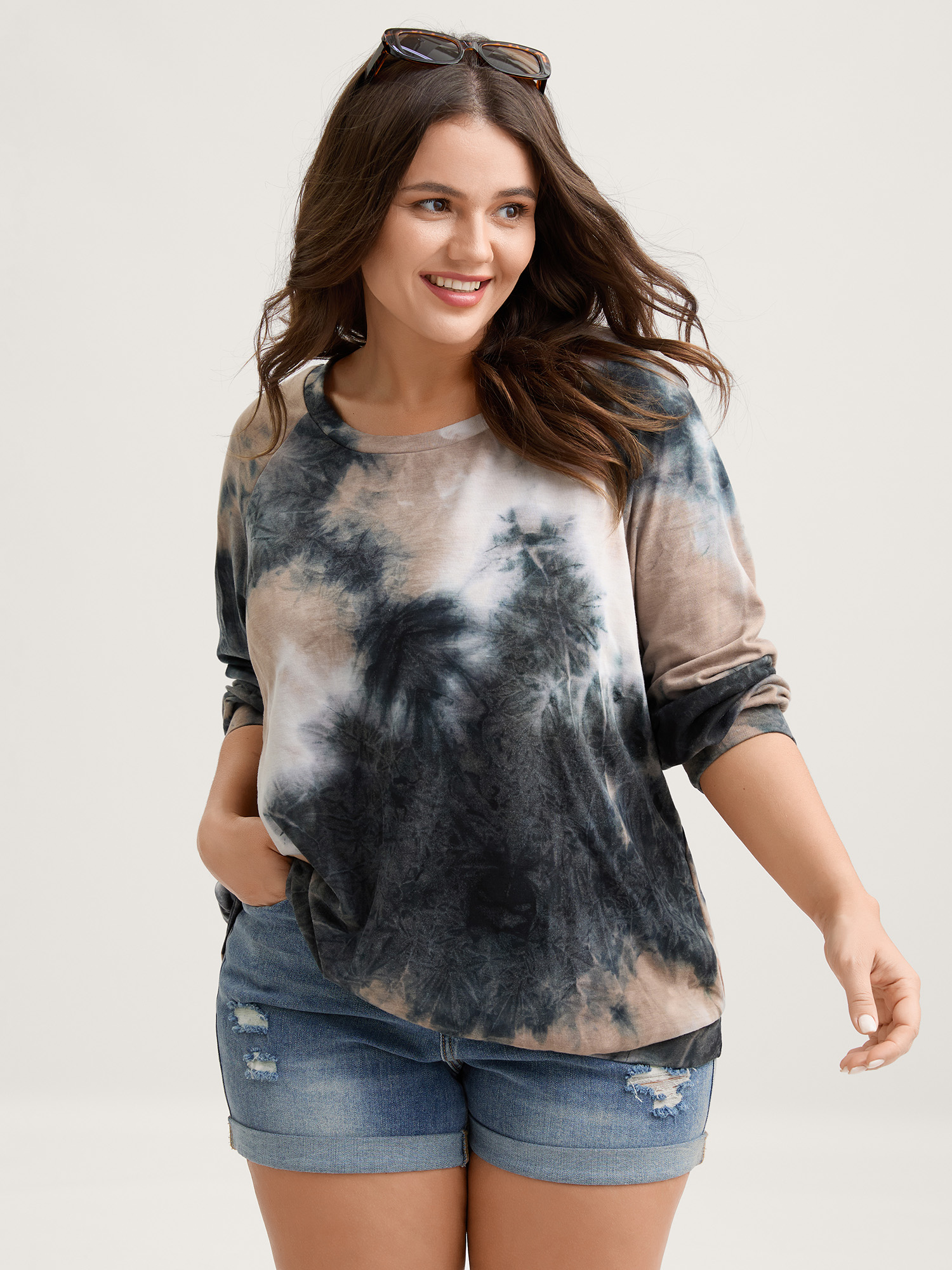 BloomChic Plus Size Round Neck Tie-Dye Sweatshirt - Women's Multicolor Star & Moon Round Neck Comfort Midsection Fit Long Sleeve Leisure Sweatshirts 14/M