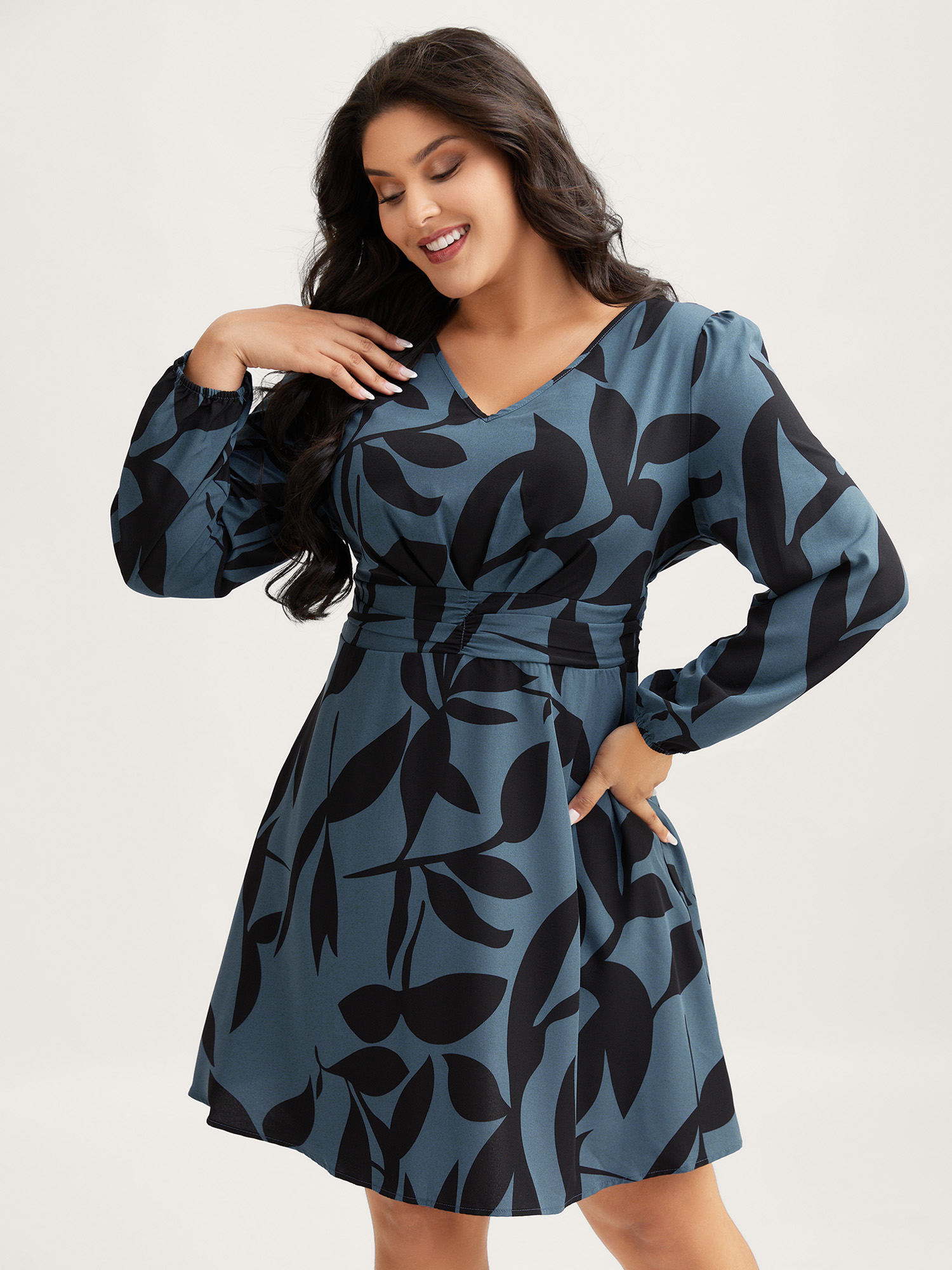 BloomChic Women's Plus Size Silhouette Flower Print Shirred Waist Knee-Length Dress Stone Floral Short Office Gathered 30/6X