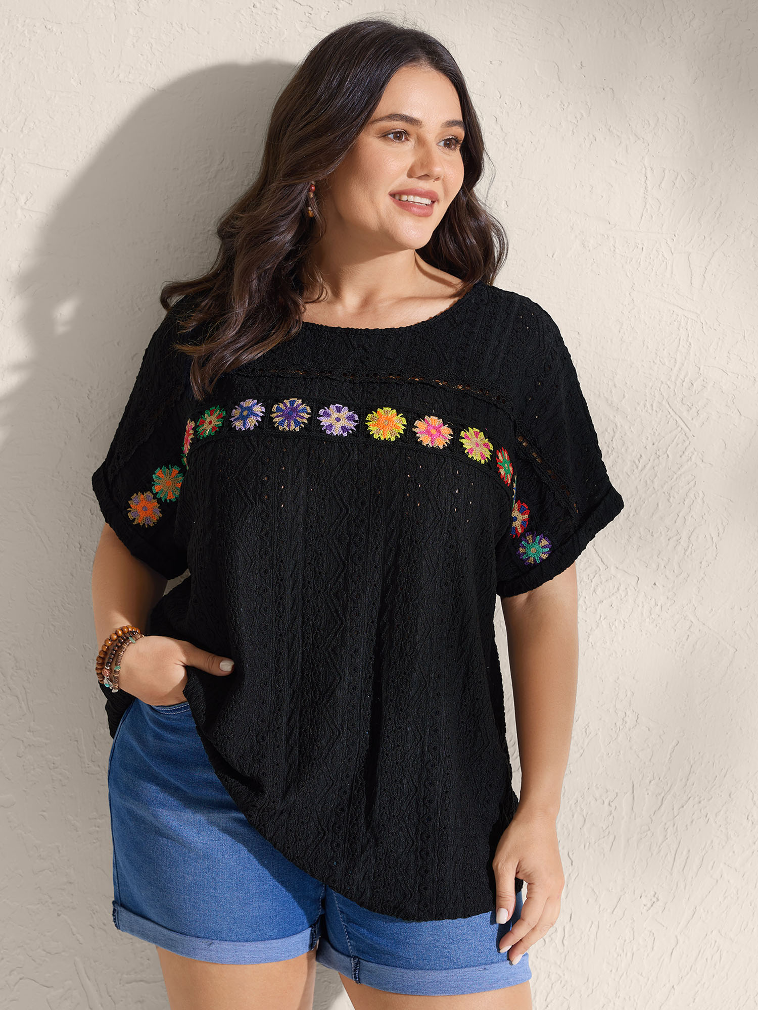 BloomChic Women's Plus Size Floral Lace Trim Textured T-Shirt Black Solid Vacation Short sleeve Round Neck 10/M