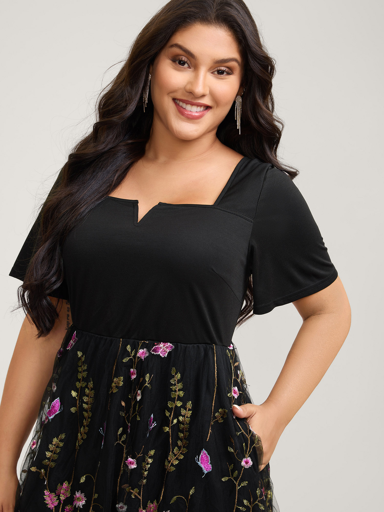 Side view of BloomChic Women's Plus Size Floral Lined Contrast Square Neck Midi Dress Black Party Midi Ruffles 10/M