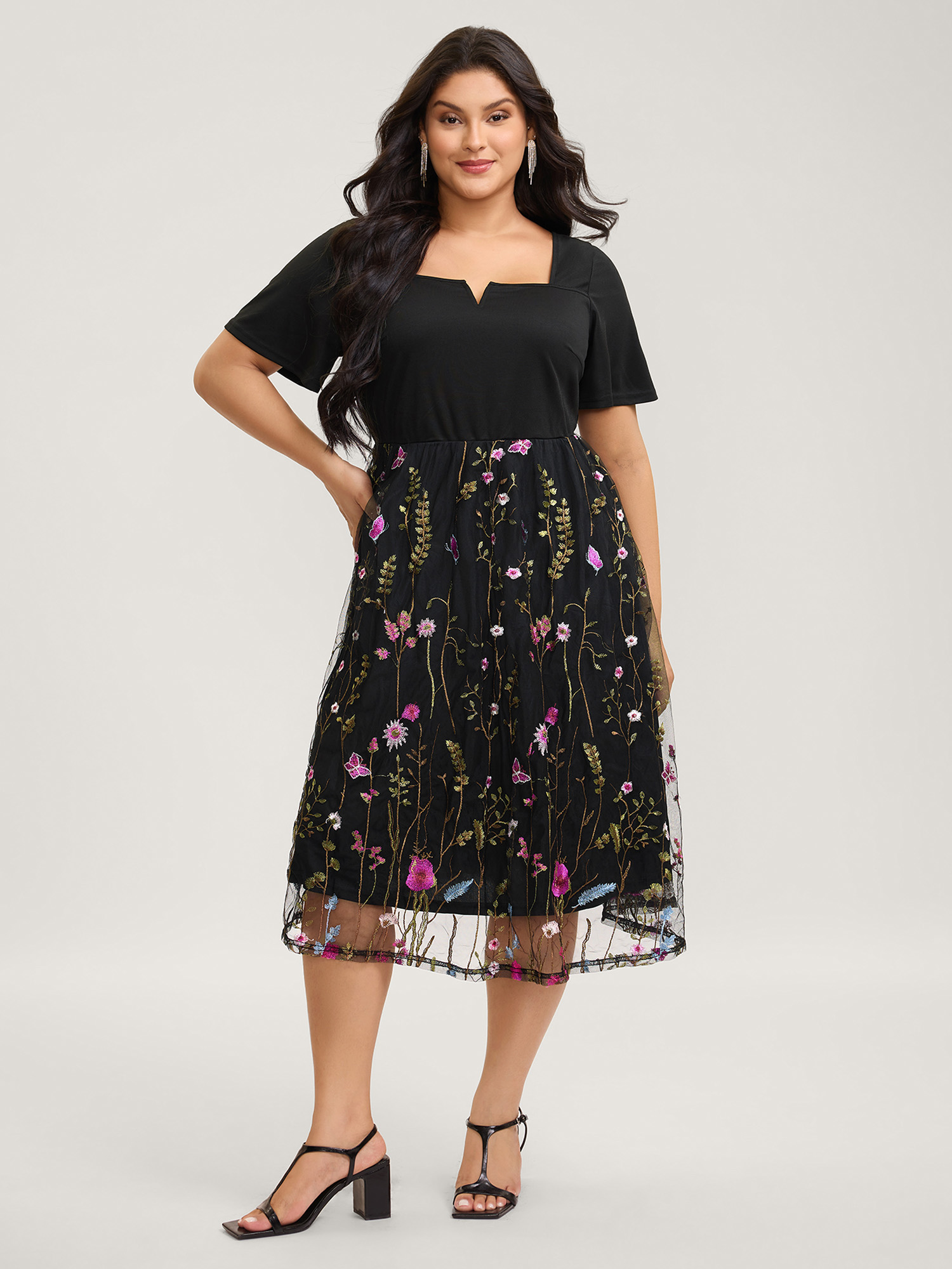 Side view of BloomChic Women's Plus Size Floral Lined Contrast Square Neck Midi Dress Black Party Midi Ruffles 10/M