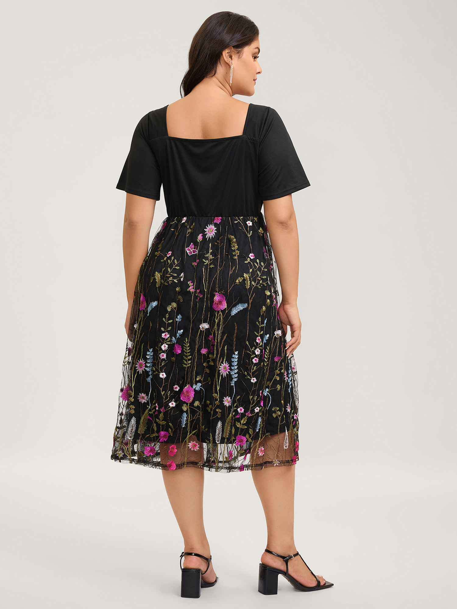 Side view of BloomChic Women's Plus Size Floral Lined Contrast Square Neck Midi Dress Black Party Midi Ruffles 10/M